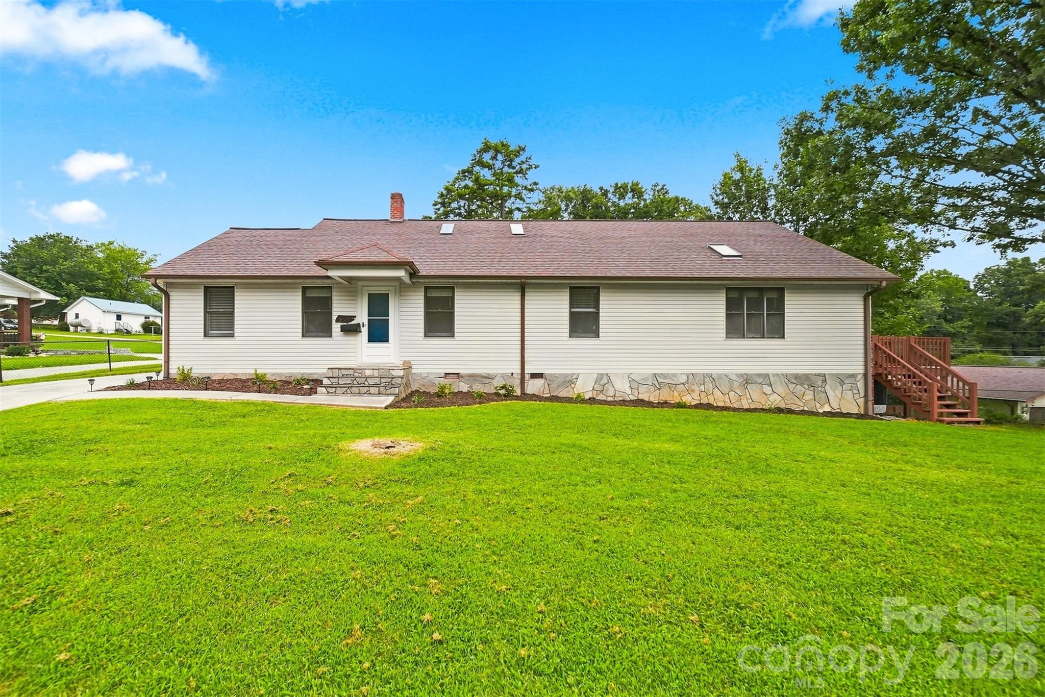 512 Garrou Avenue SE — Valdese