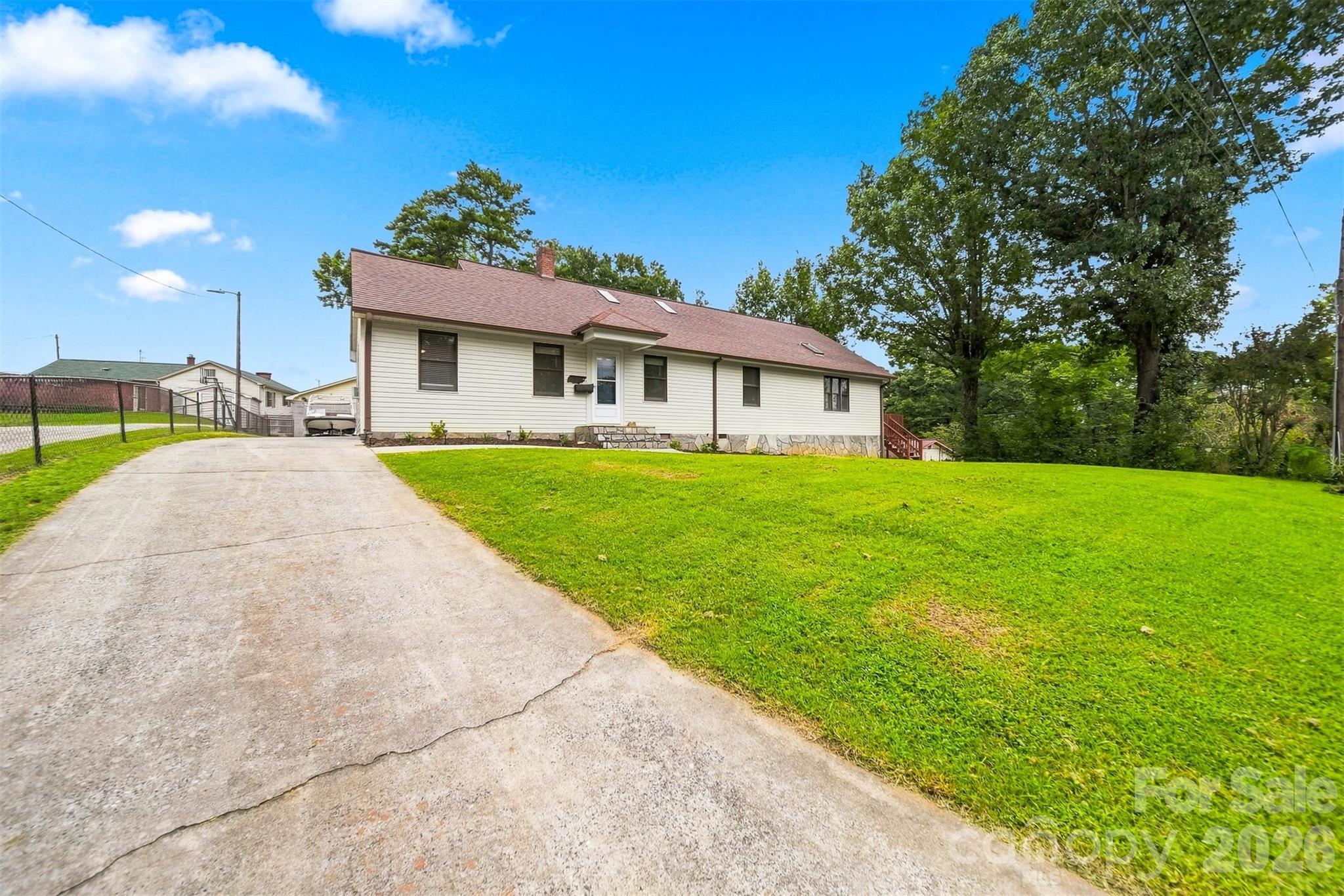 512 Garrou Avenue SE — Valdese