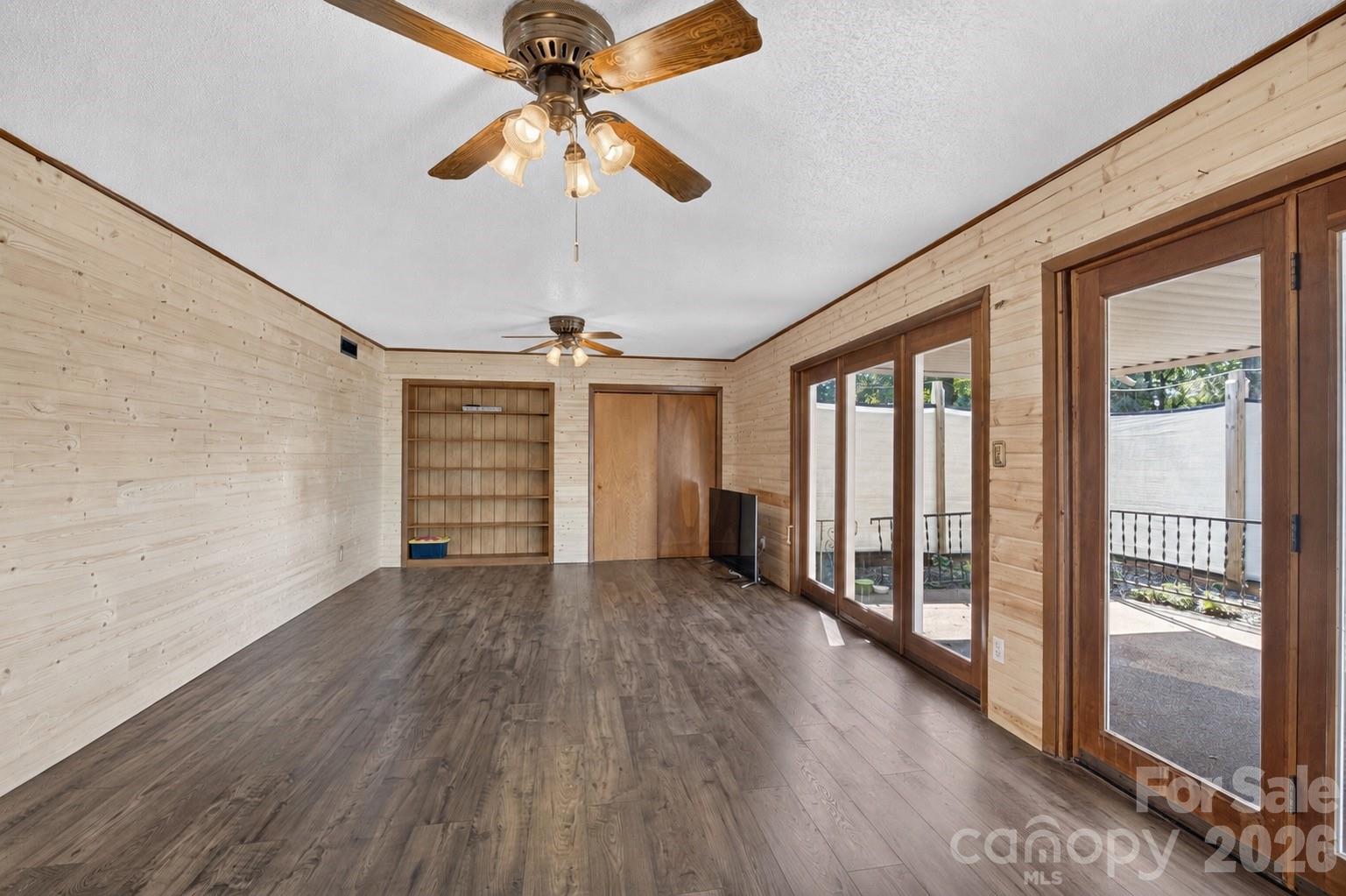 2661 Tiffany Street — Conover
