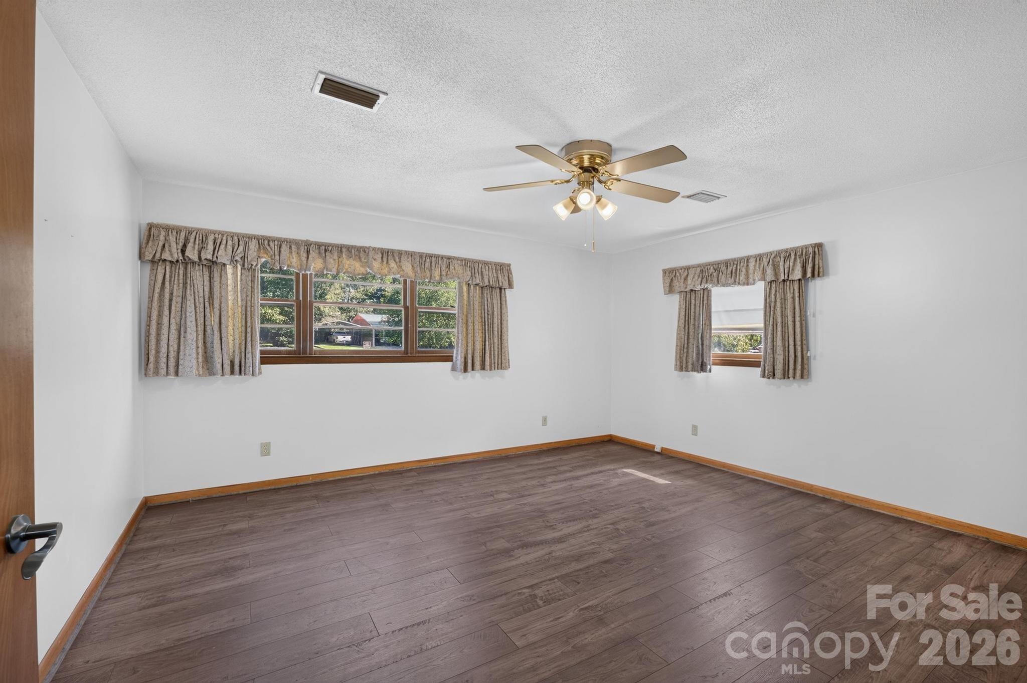 2661 Tiffany Street — Conover