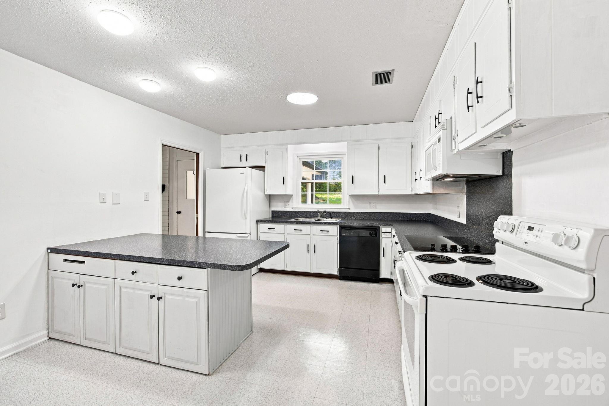 1045 S Magnolia Street — Mooresville