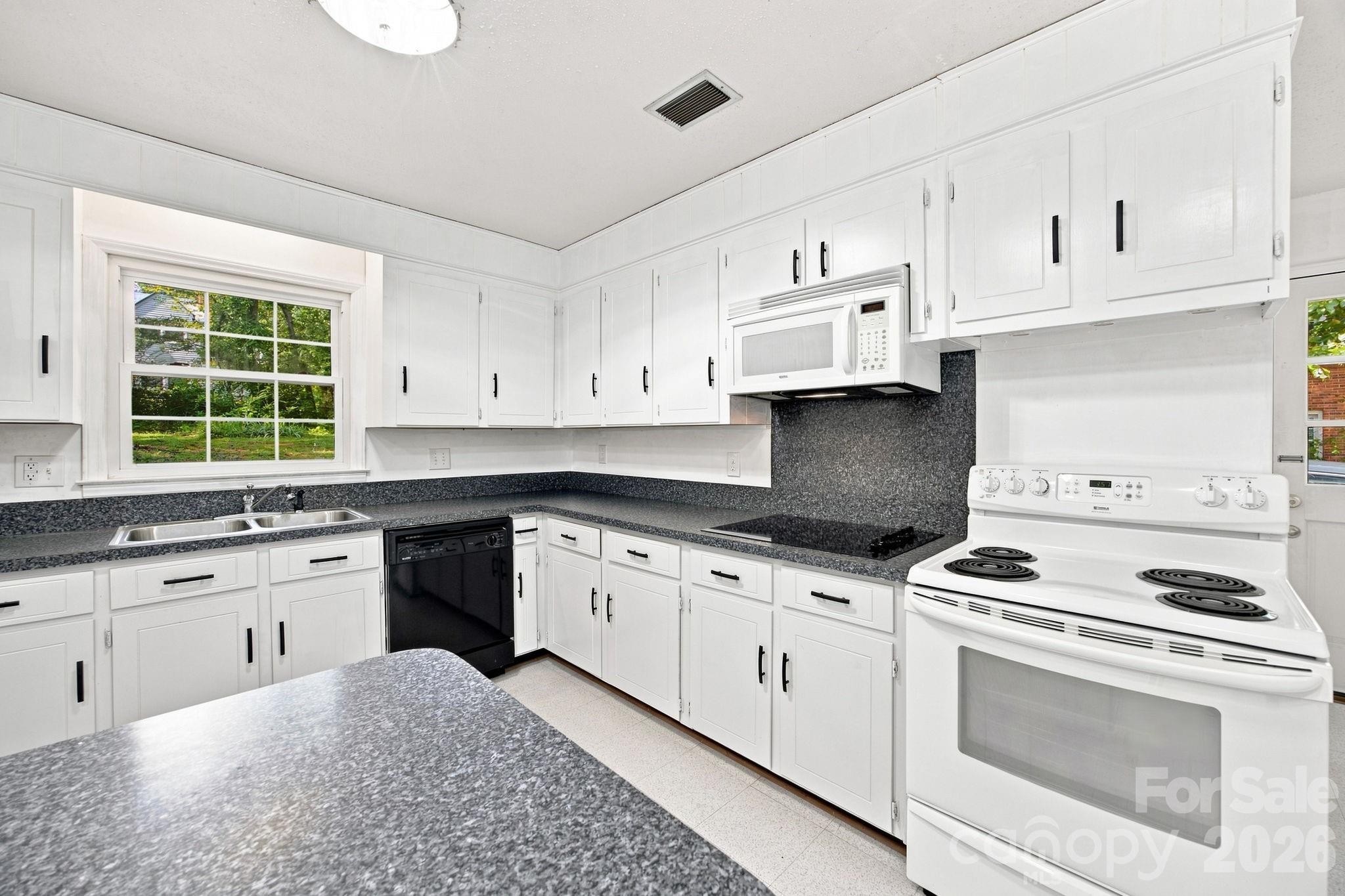 1045 S Magnolia Street — Mooresville
