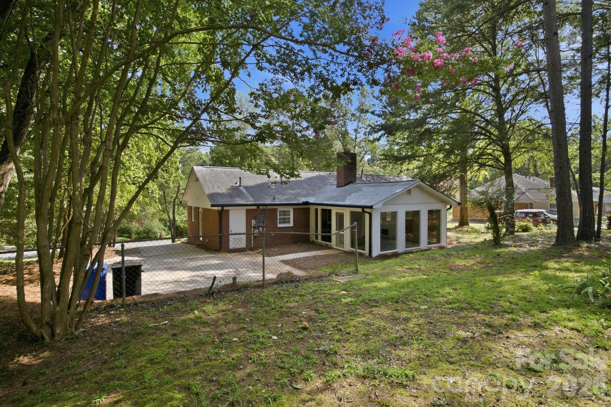 1045 S Magnolia Street — Mooresville