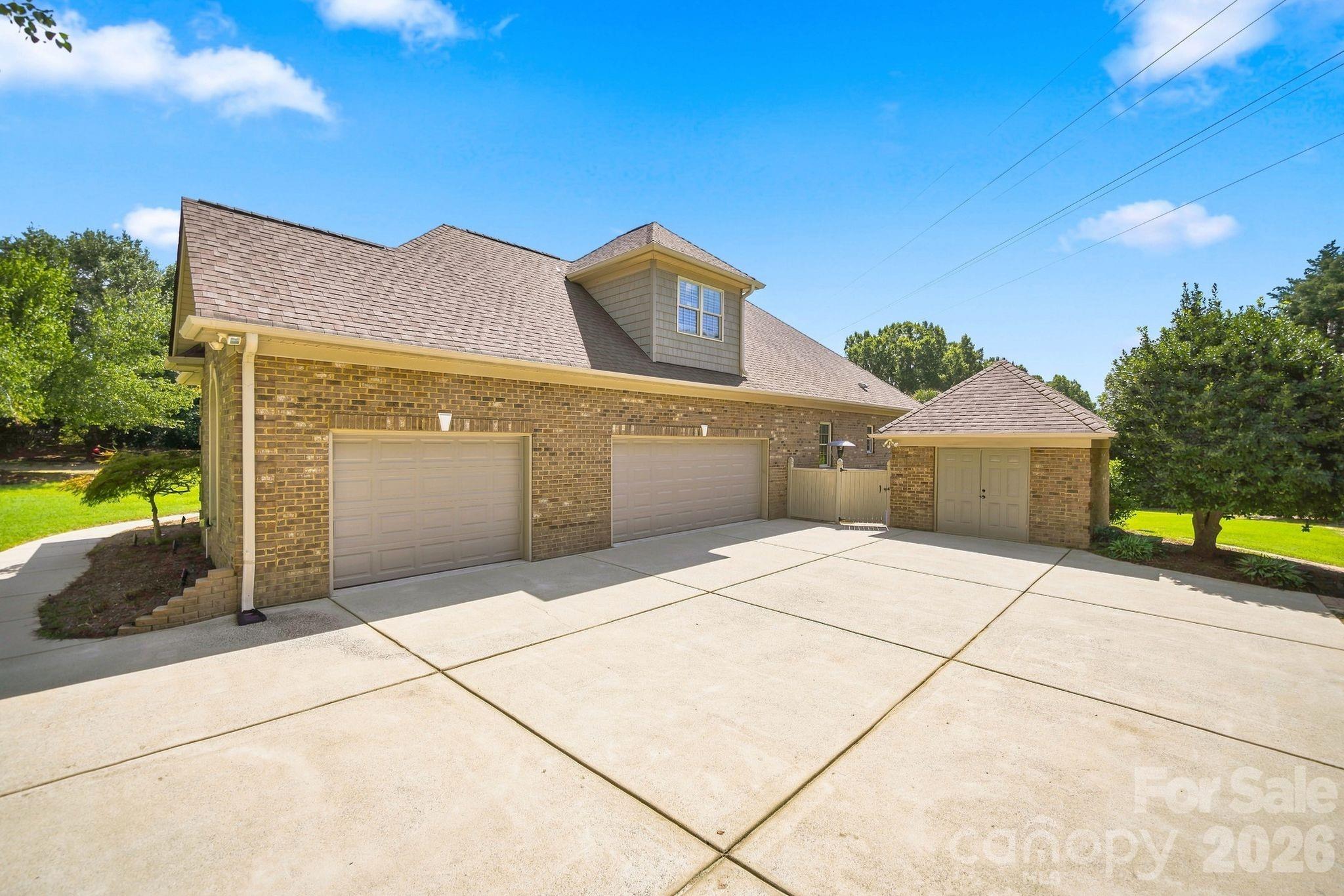 1001 Heritage Acres Drive — Matthews