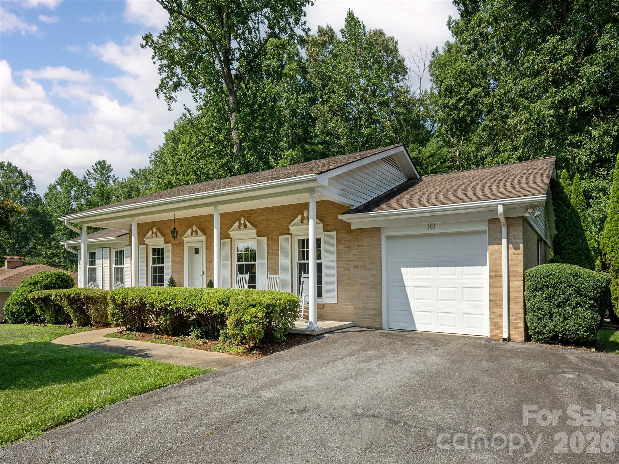 303 Tree Haven Boulevard — Hendersonville