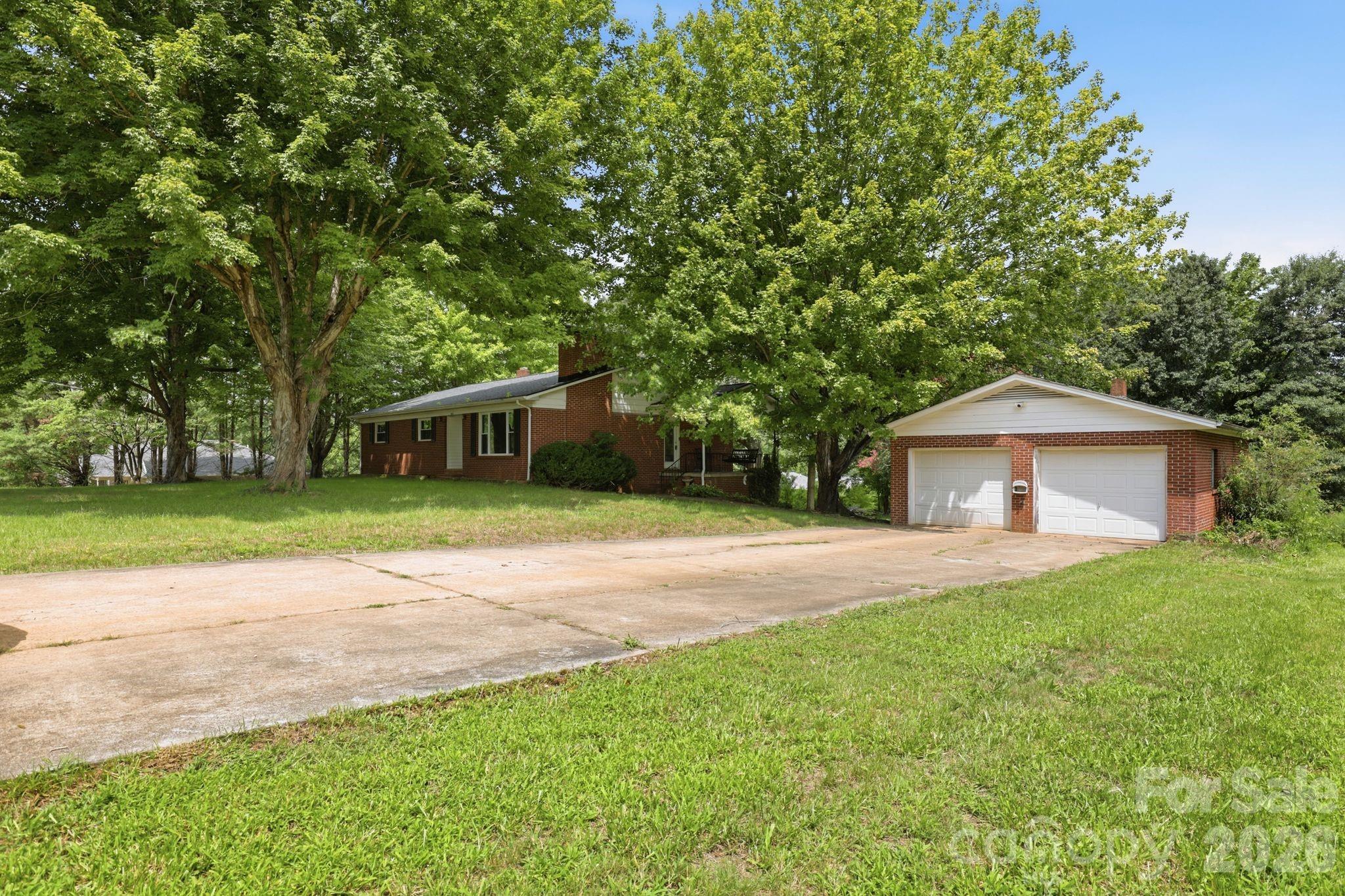2613 26th Avenue NE — Hickory
