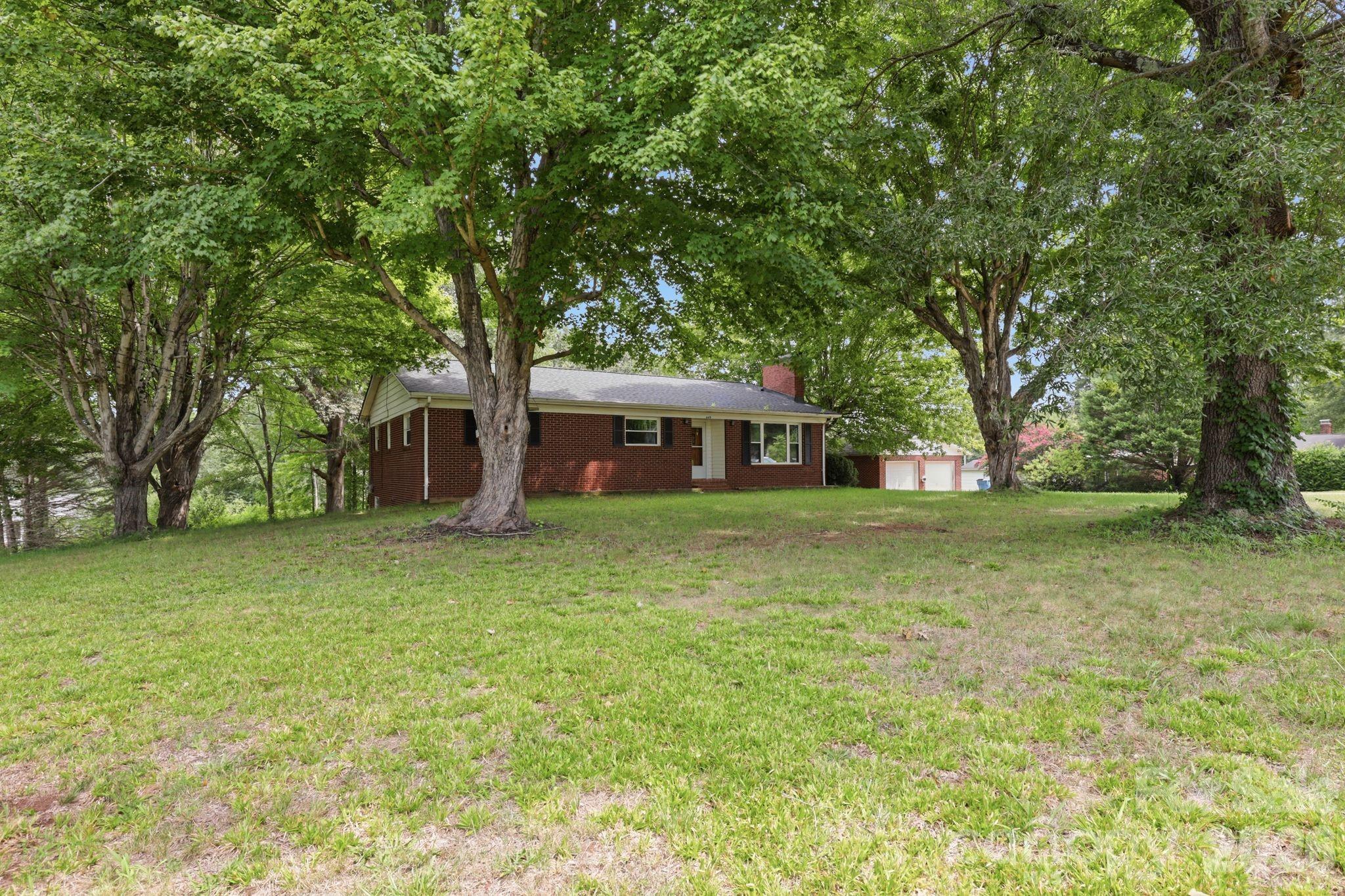 2613 26th Avenue NE — Hickory