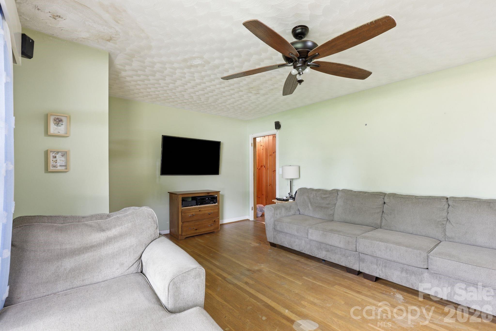 2613 26th Avenue NE — Hickory