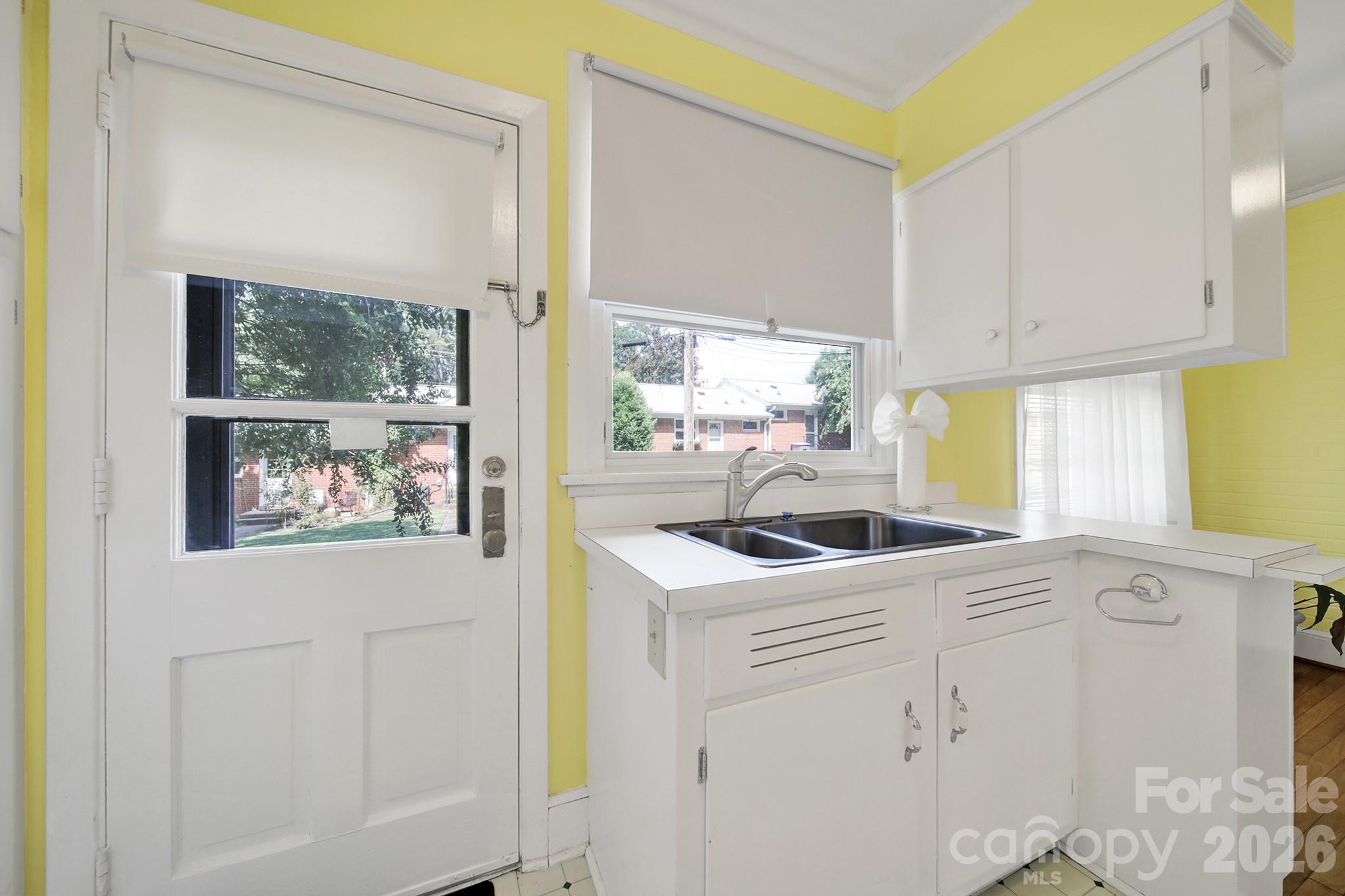4511 Woodlark Lane — Charlotte