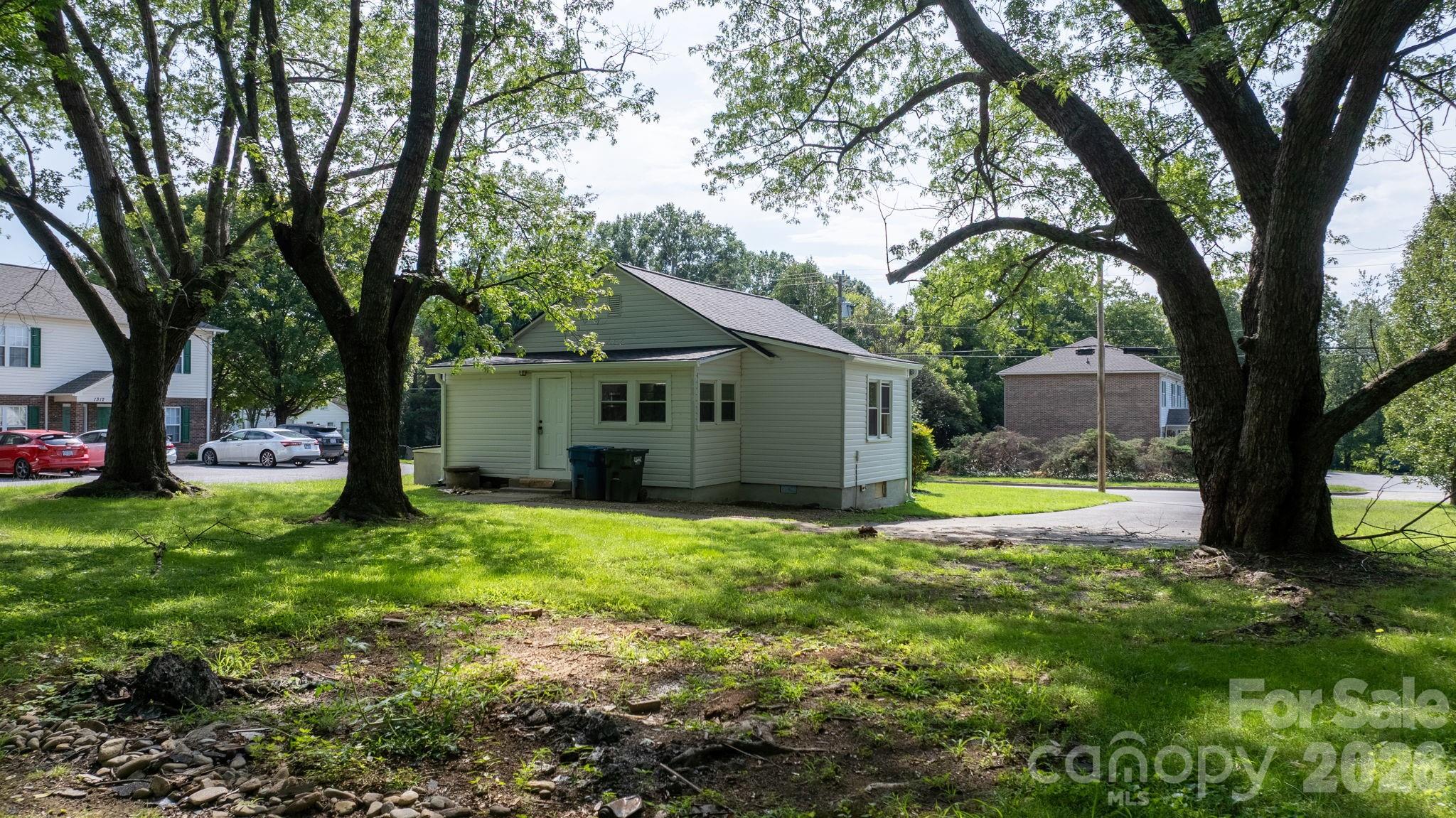 1320 14th Street Drive NE — Hickory