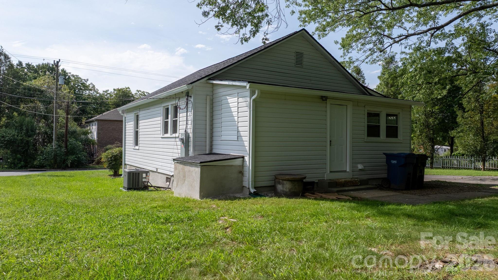 1320 14th Street Drive NE — Hickory