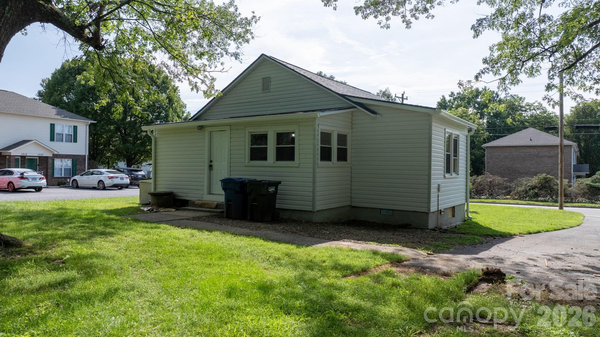 1320 14th Street Drive NE — Hickory