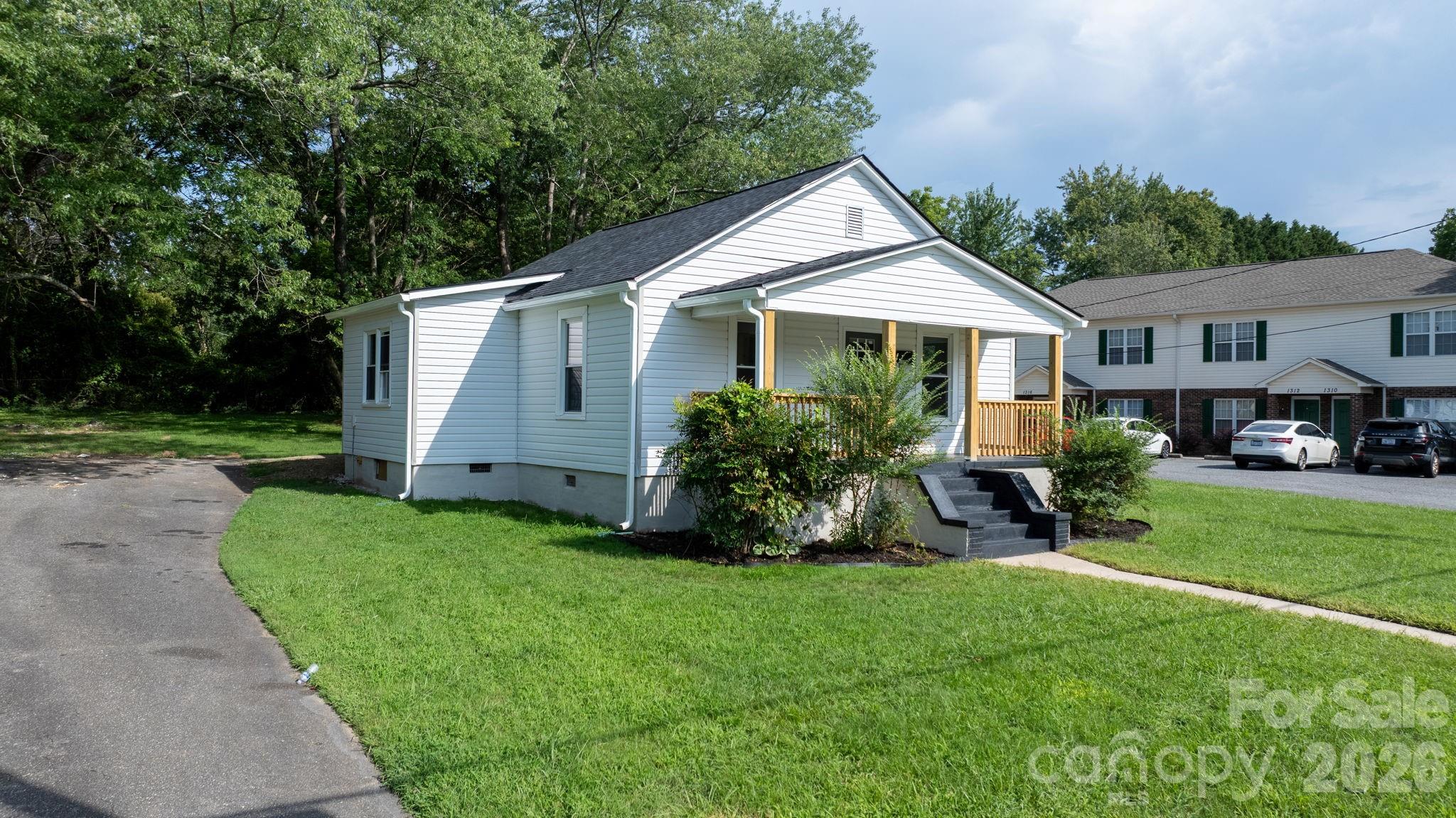 1320 14th Street Drive NE — Hickory
