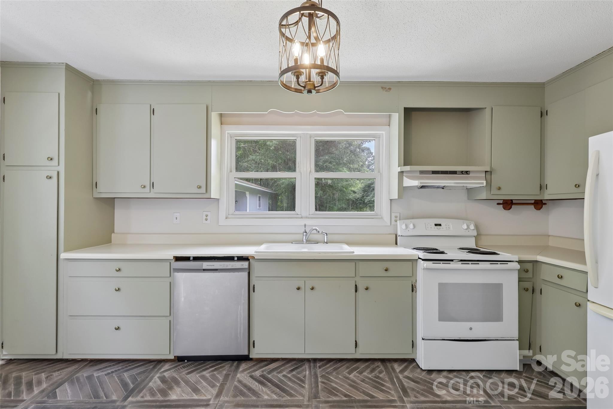33269 Courtland Drive — Albemarle