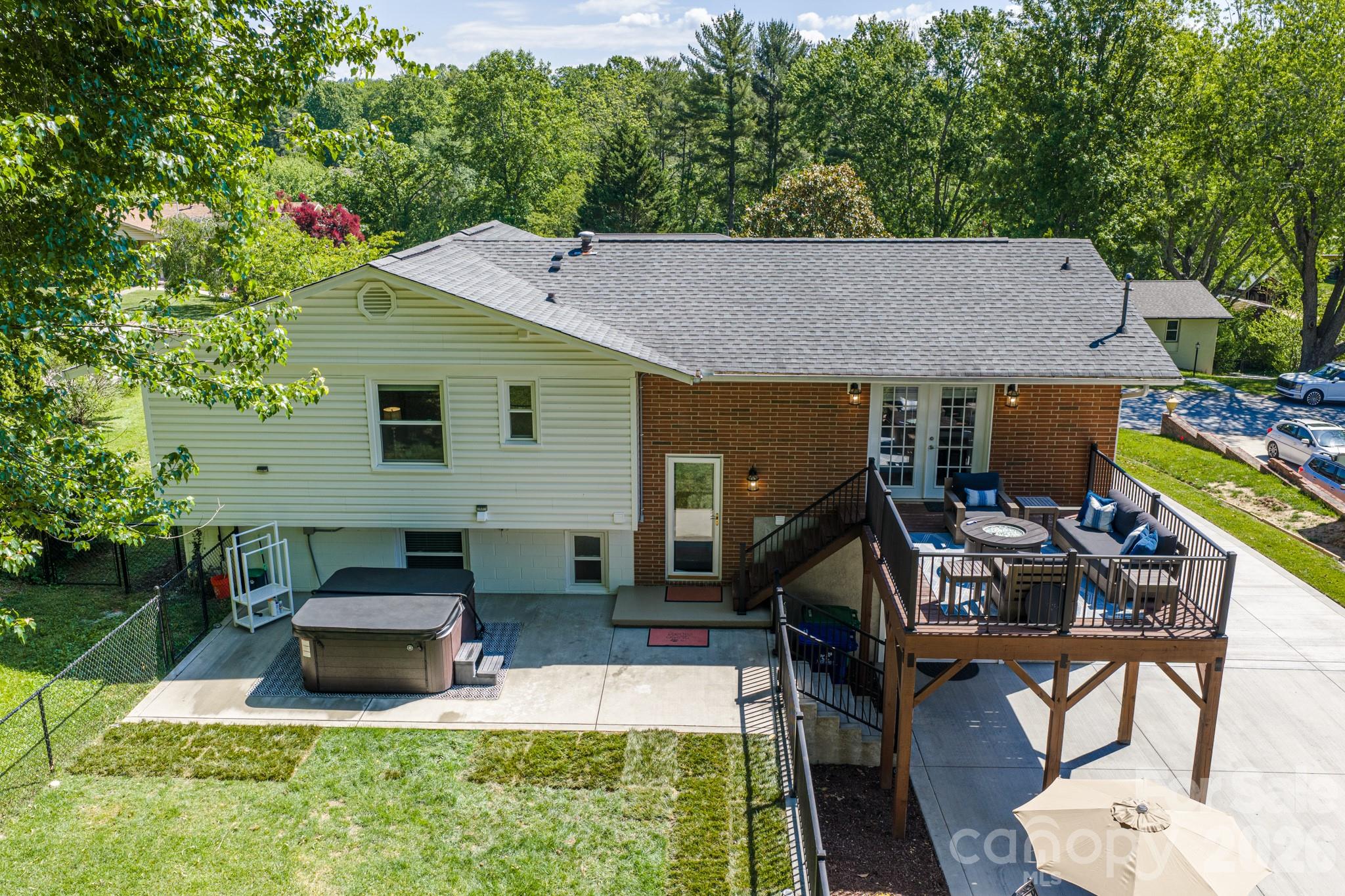 11 Summit Drive — Arden