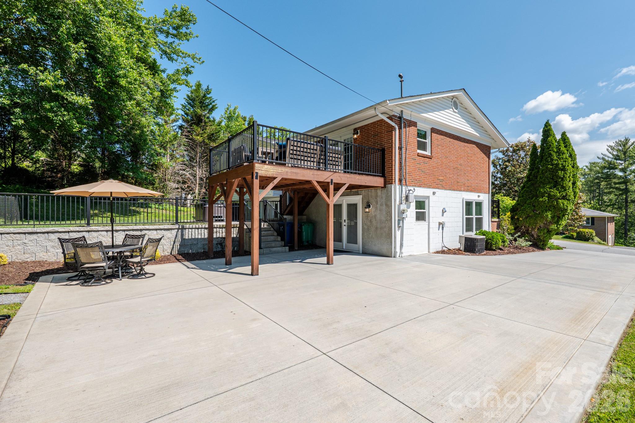 11 Summit Drive — Arden