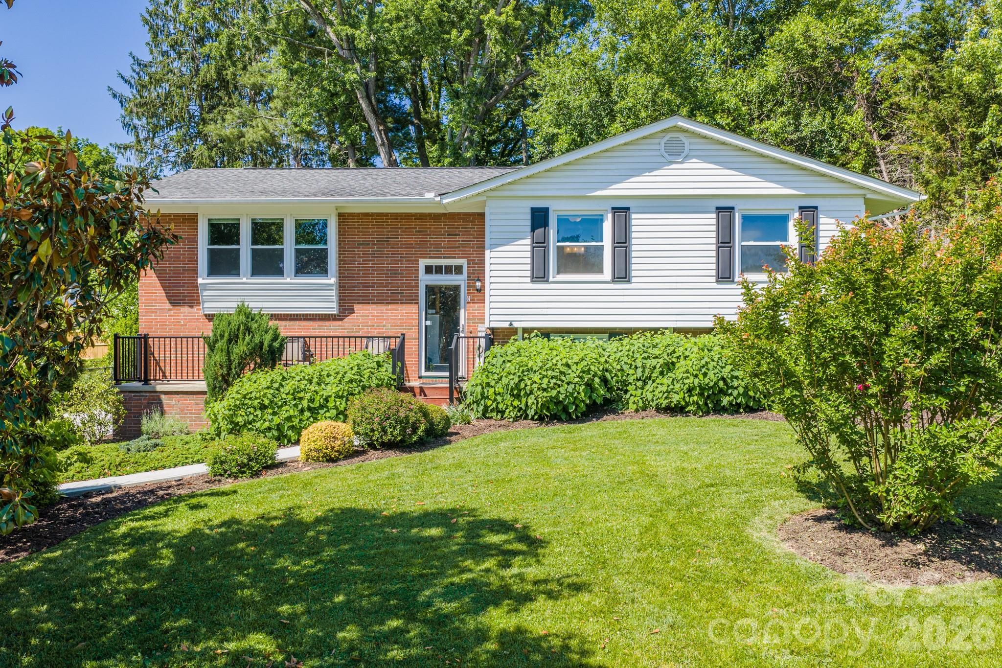 11 Summit Drive — Arden