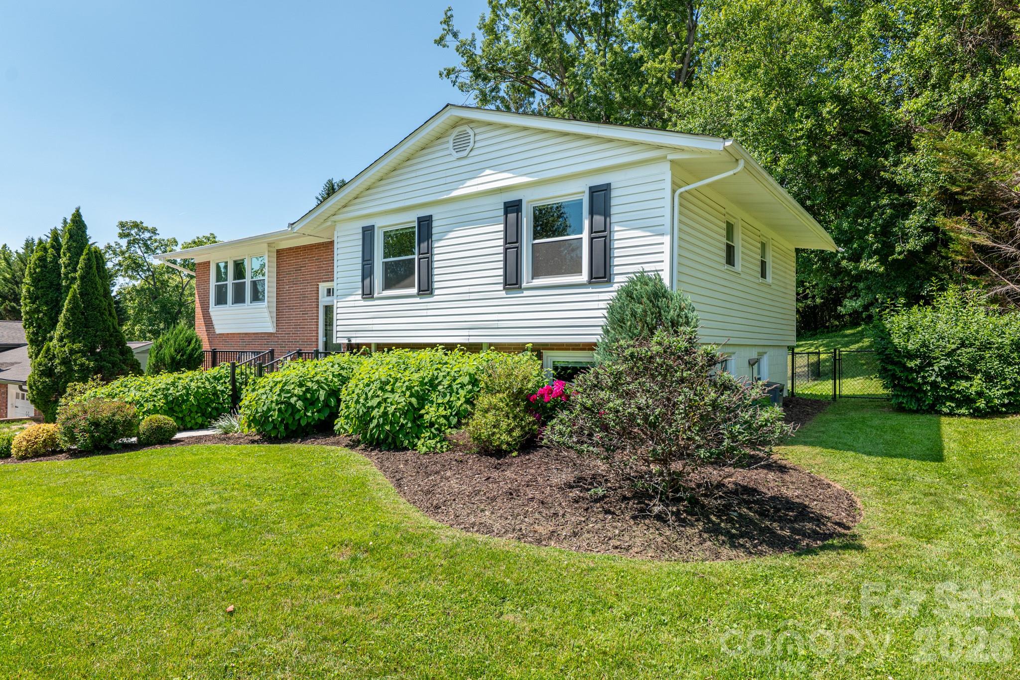11 Summit Drive — Arden