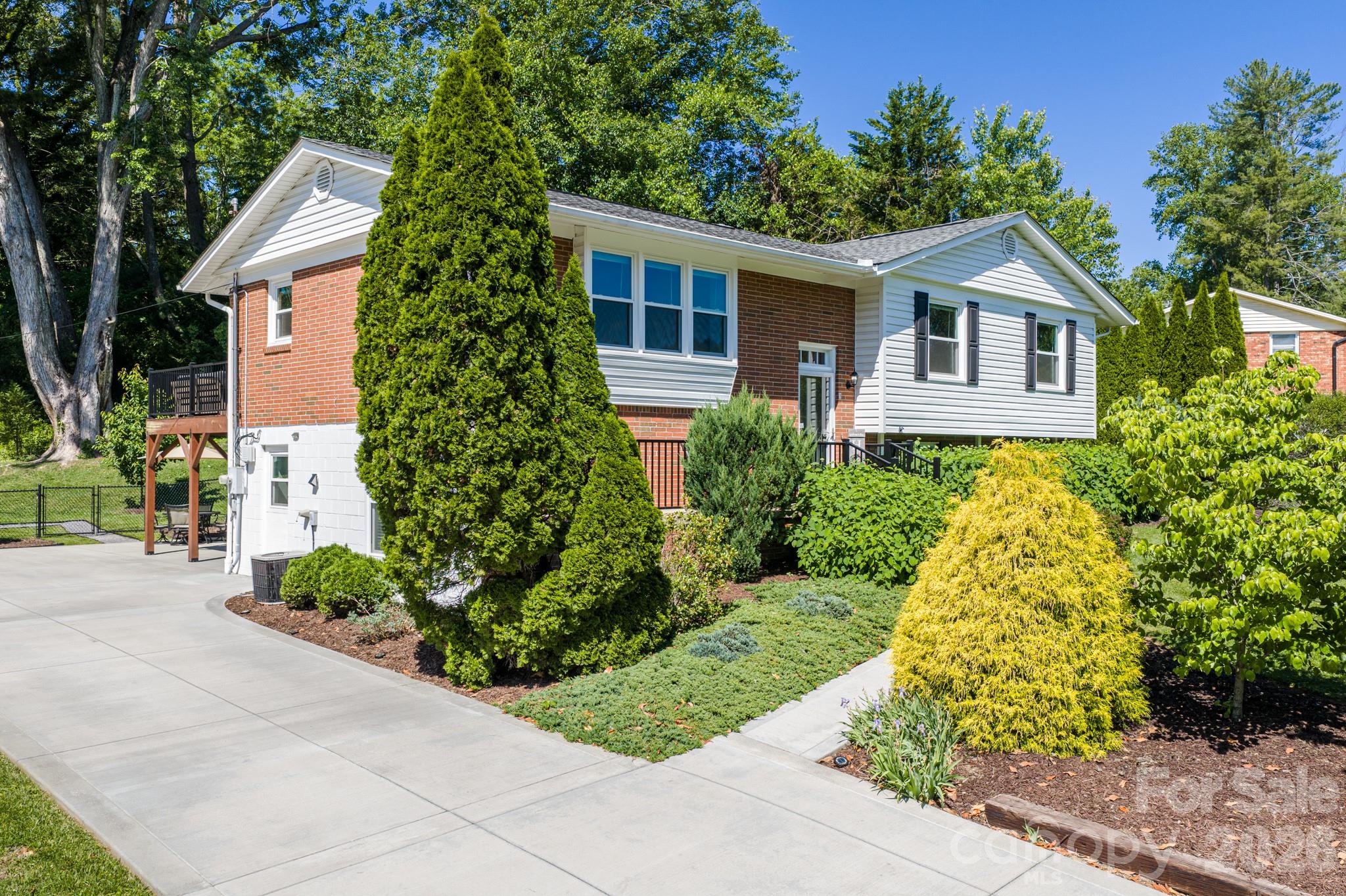 11 Summit Drive — Arden