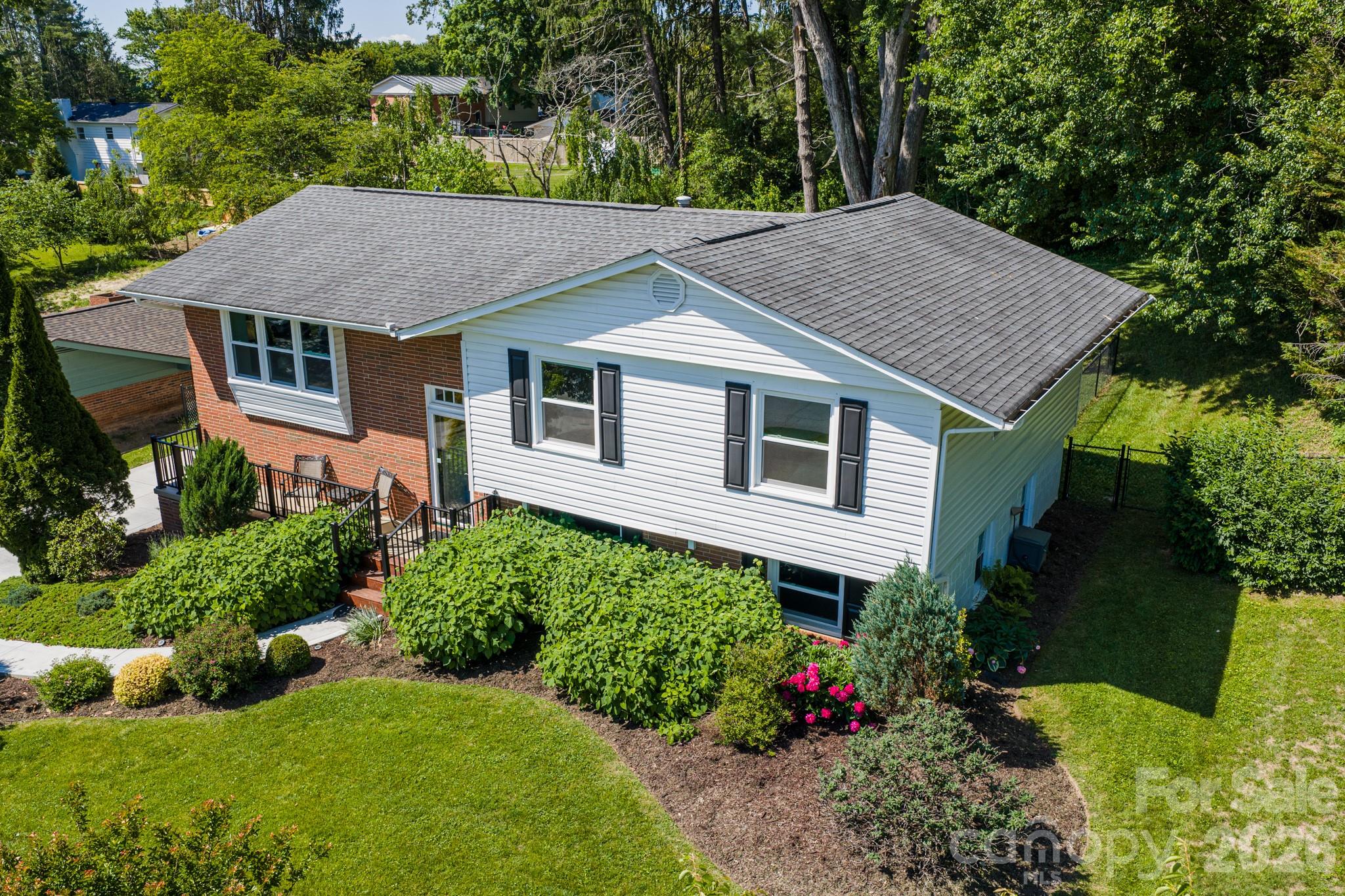 11 Summit Drive — Arden