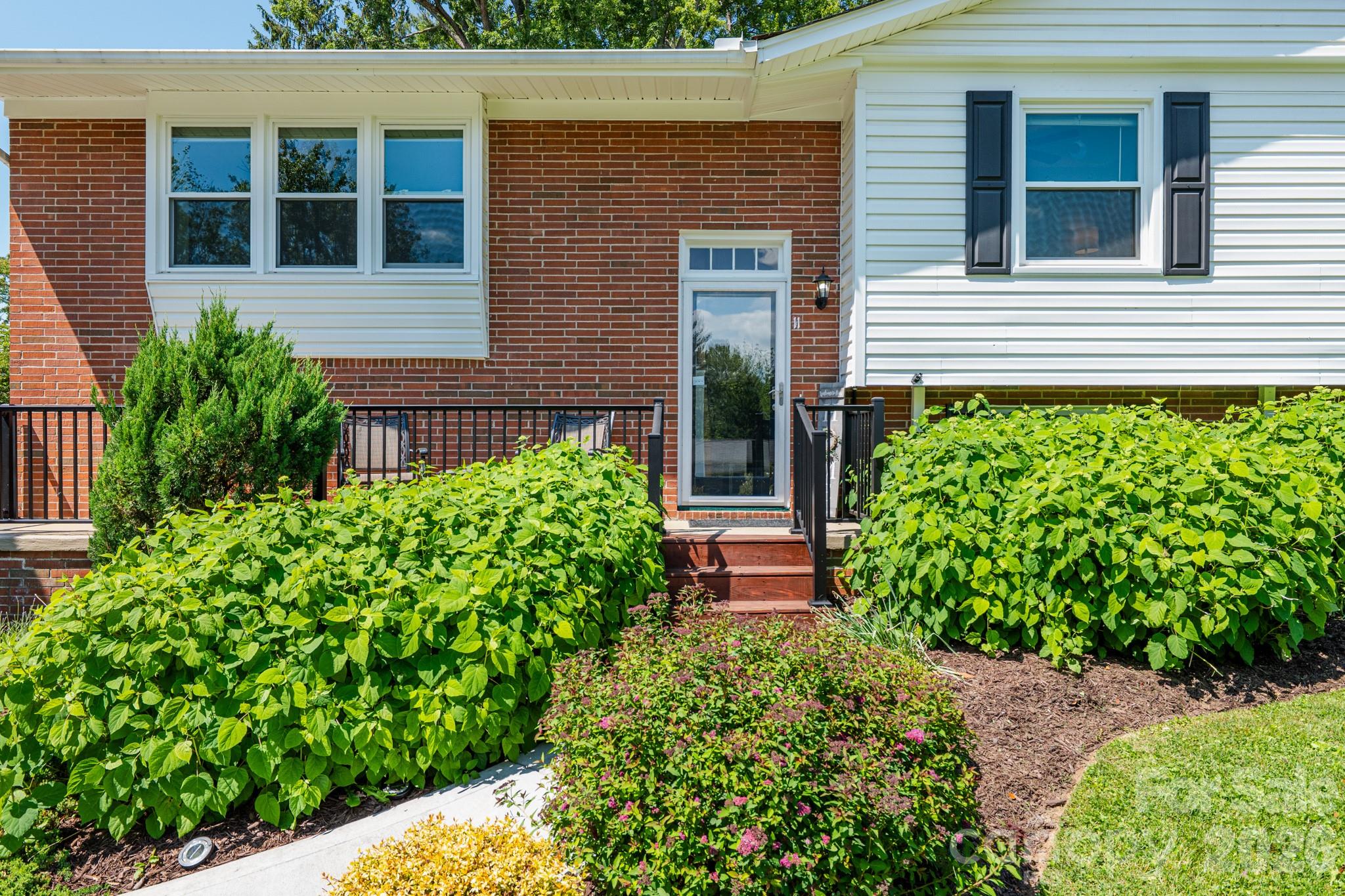 11 Summit Drive — Arden