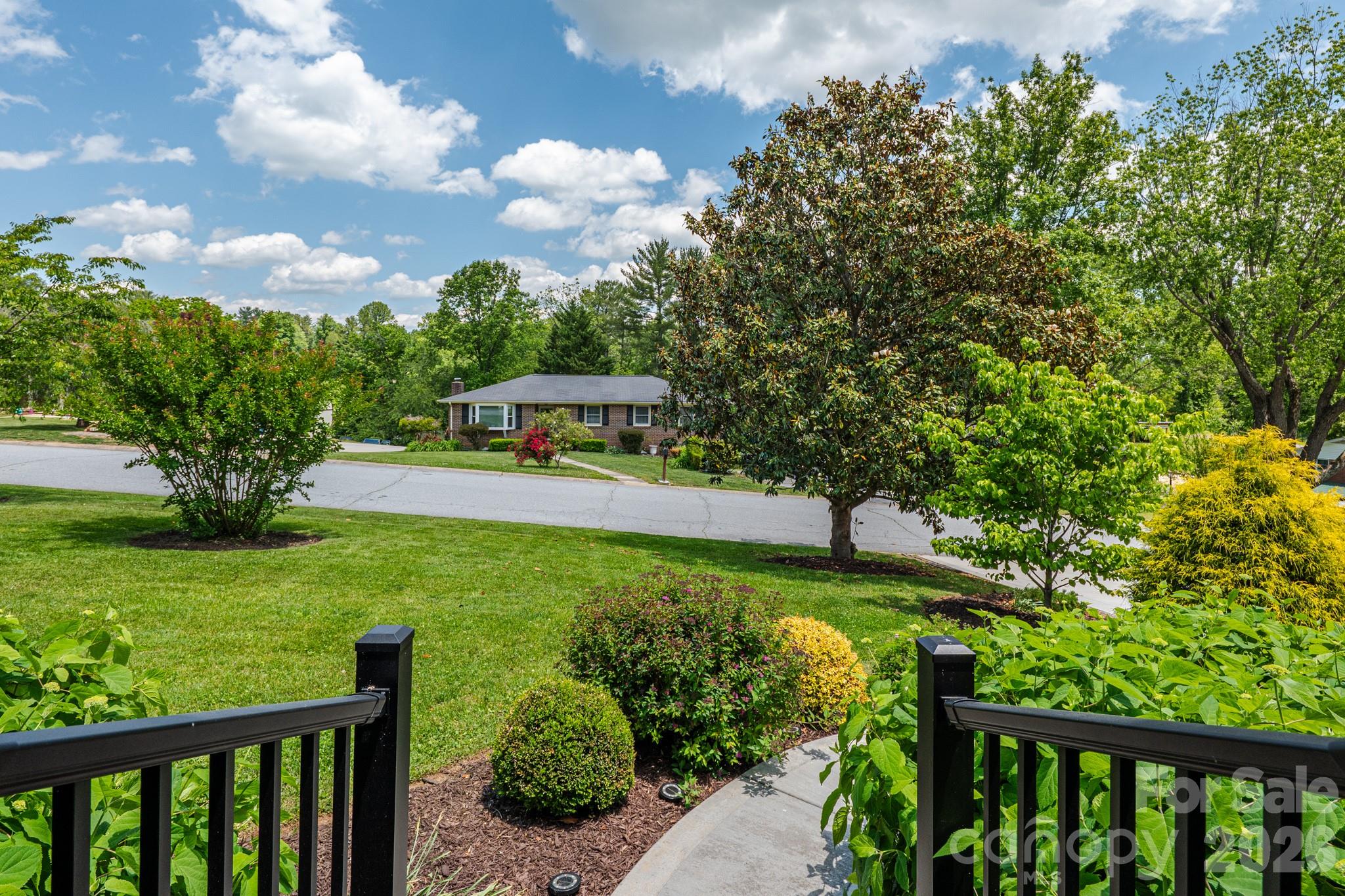 11 Summit Drive — Arden