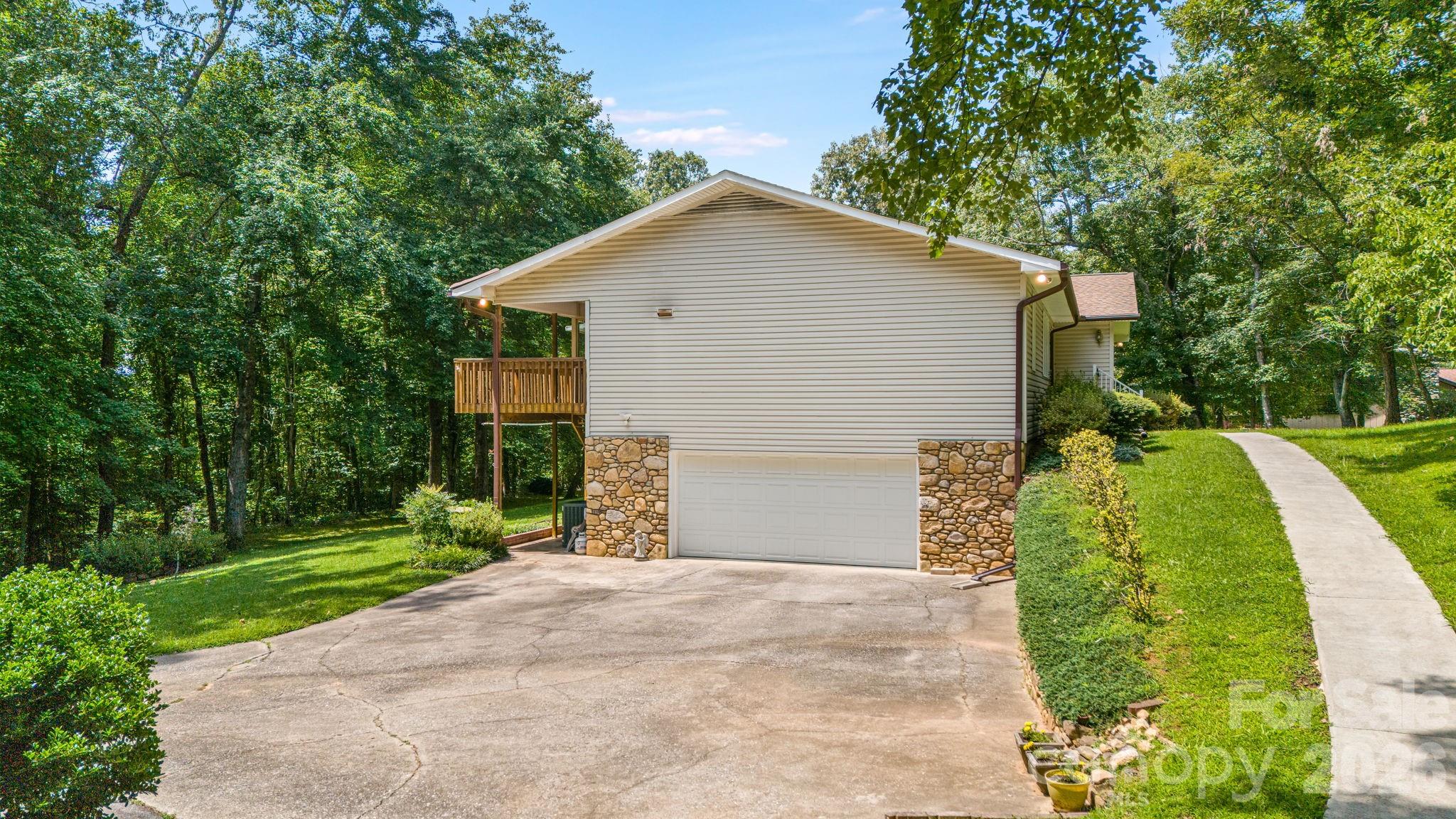 11 E Ridgeway Drive — Weaverville