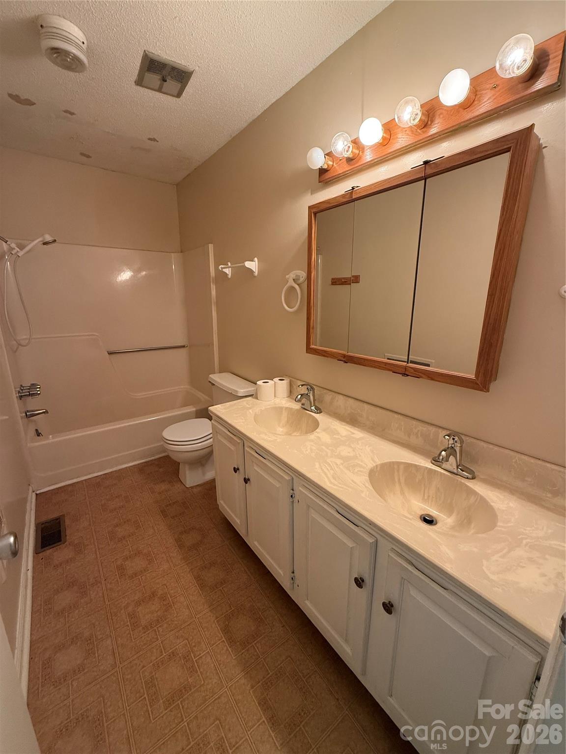 3695 Commanche Court — Lenoir