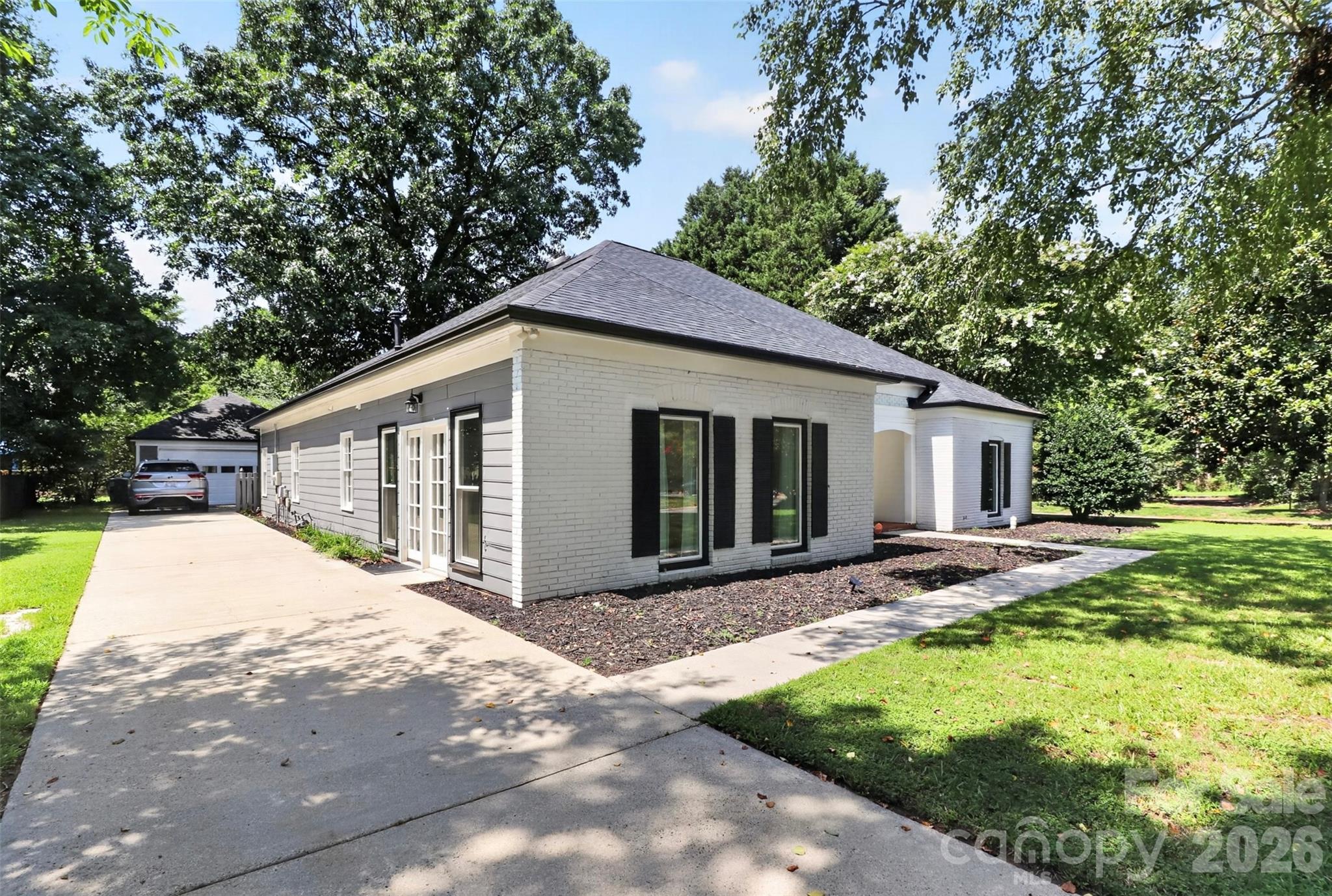 4015 Thistledown Court — Charlotte