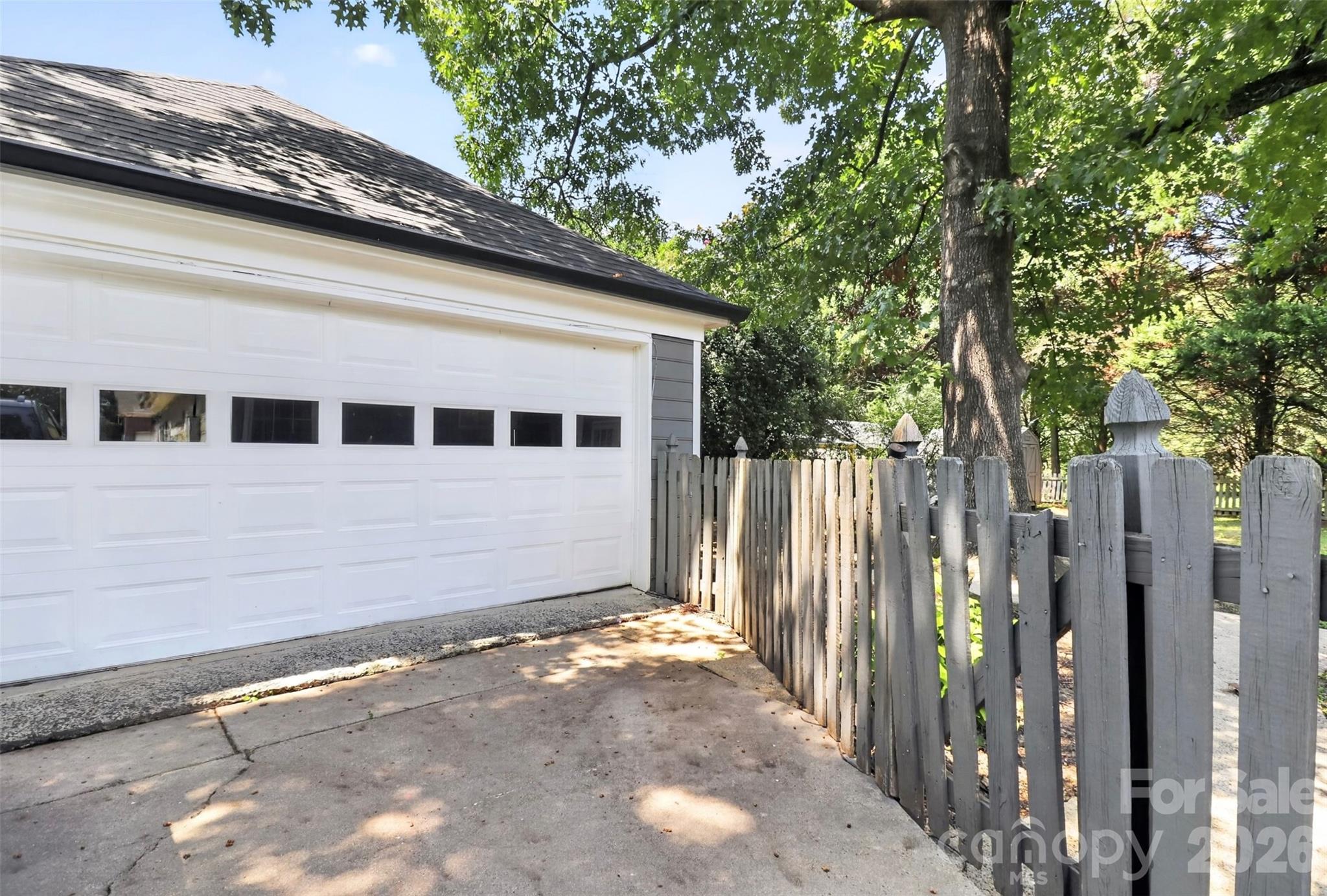 4015 Thistledown Court — Charlotte