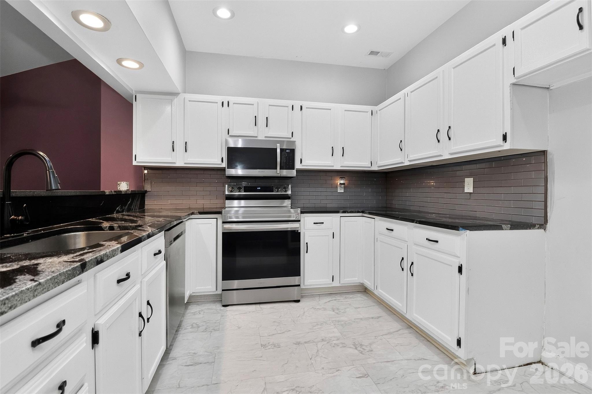 4015 Thistledown Court — Charlotte