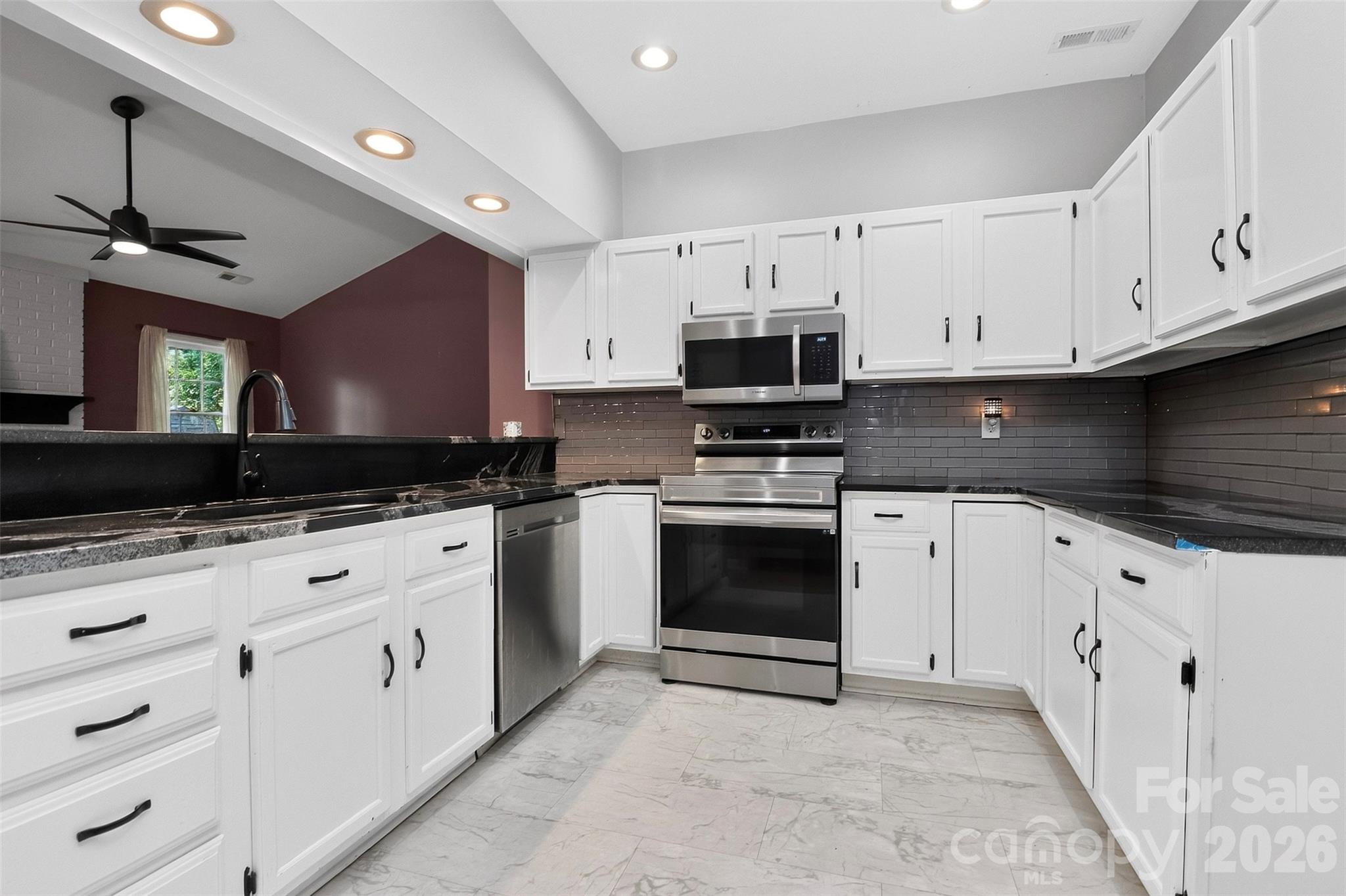 4015 Thistledown Court — Charlotte