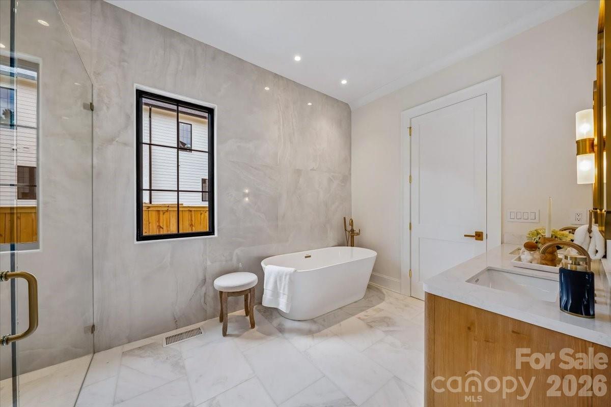 4635 Water Oak Road — Charlotte