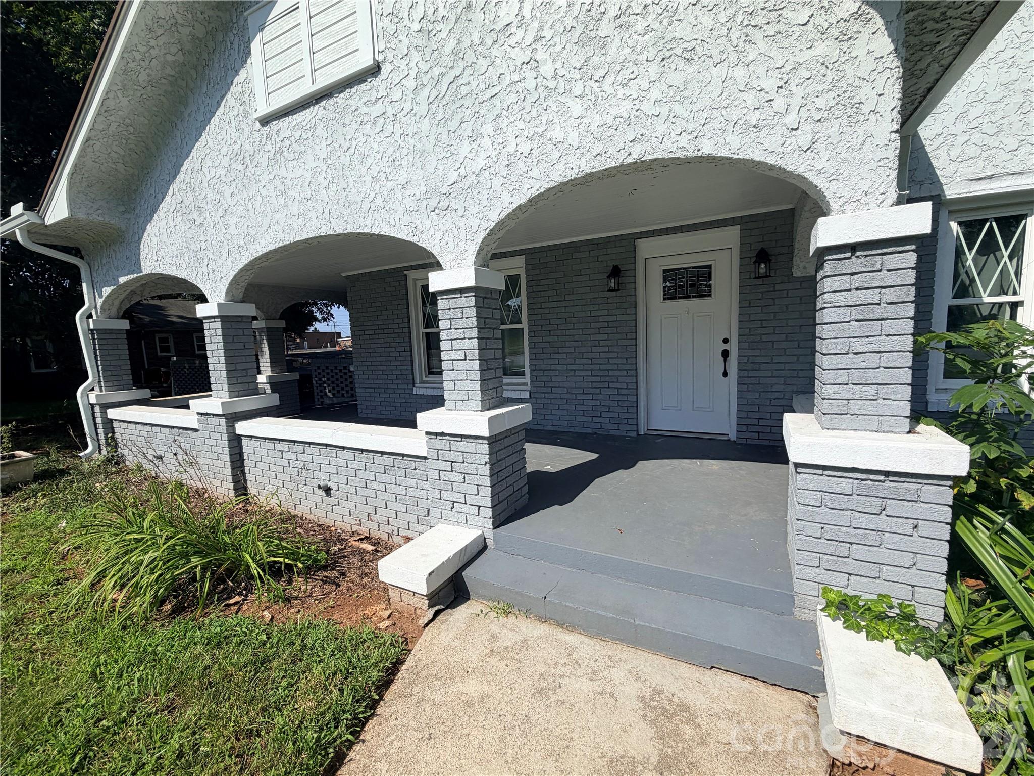 2709 N Main Avenue — Newton