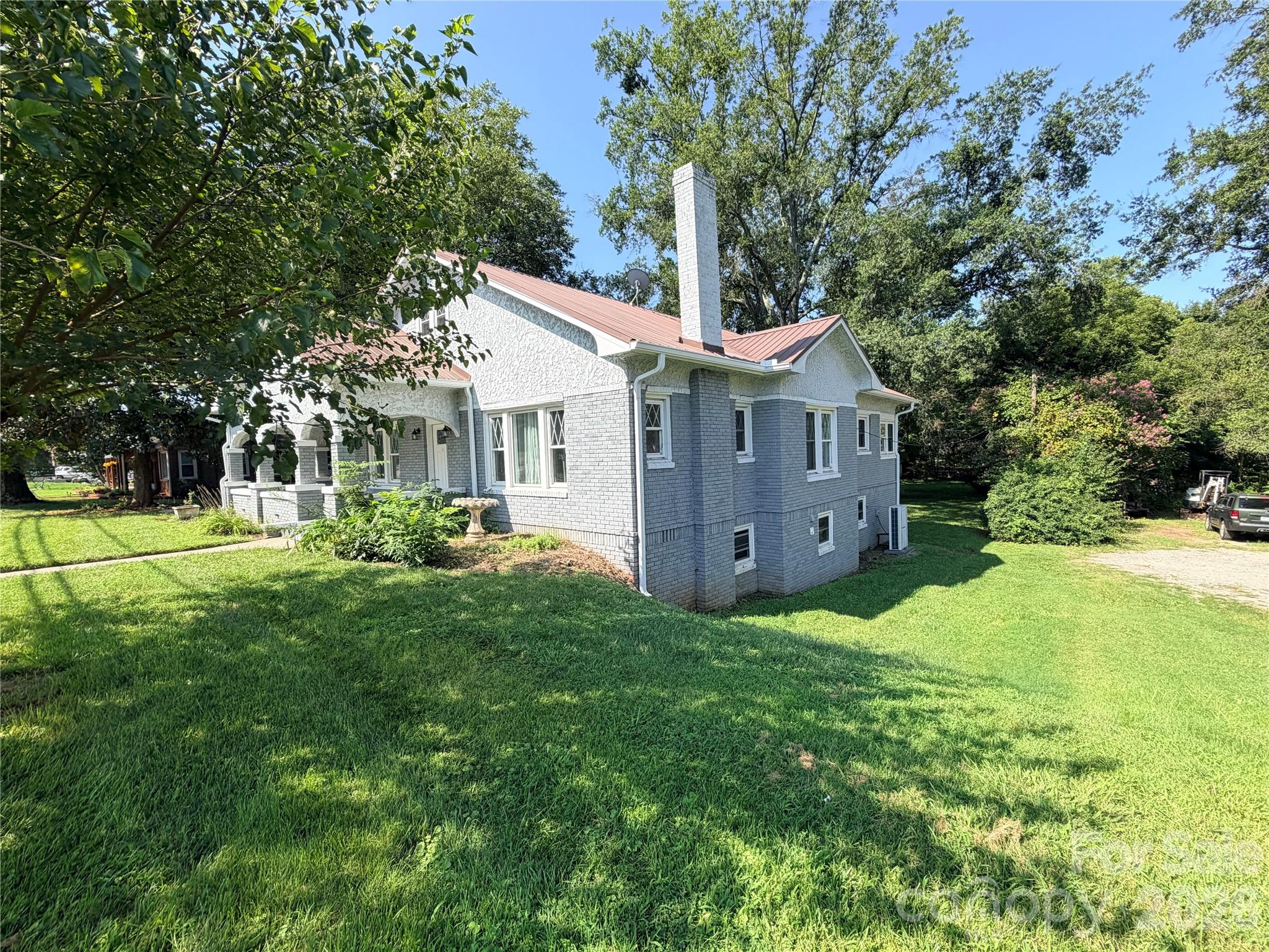 2709 N Main Avenue — Newton