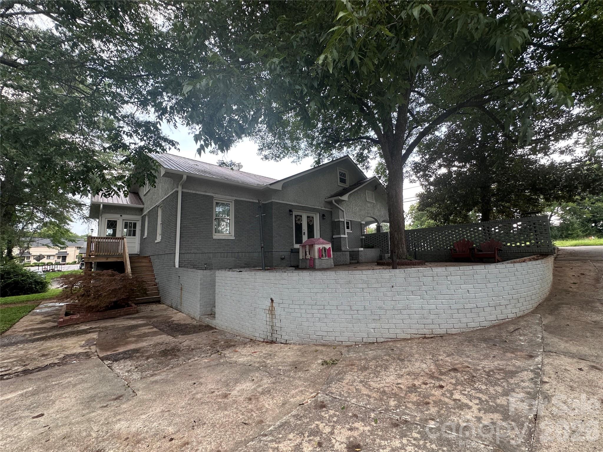 2709 N Main Avenue — Newton