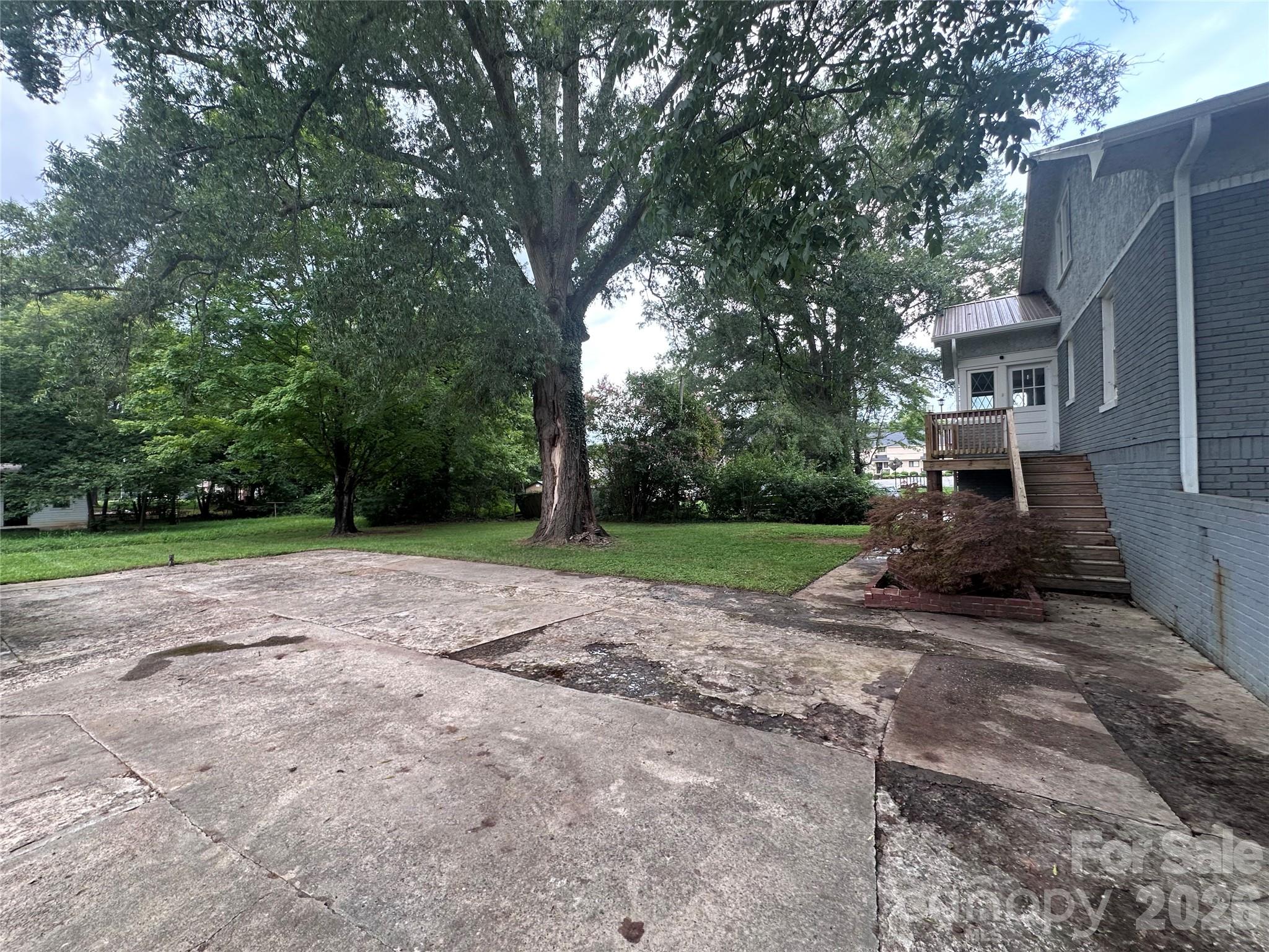 2709 N Main Avenue — Newton