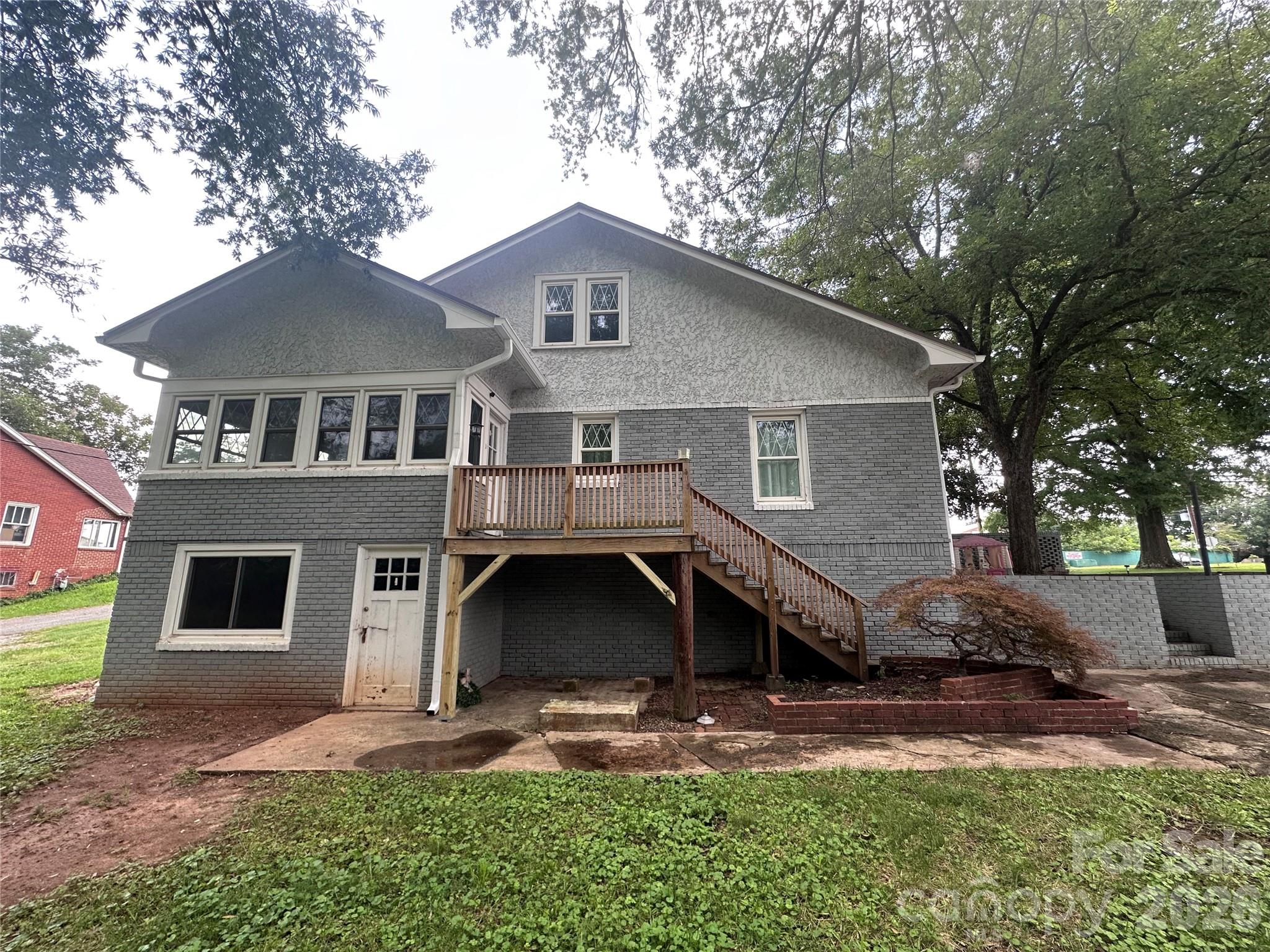 2709 N Main Avenue — Newton