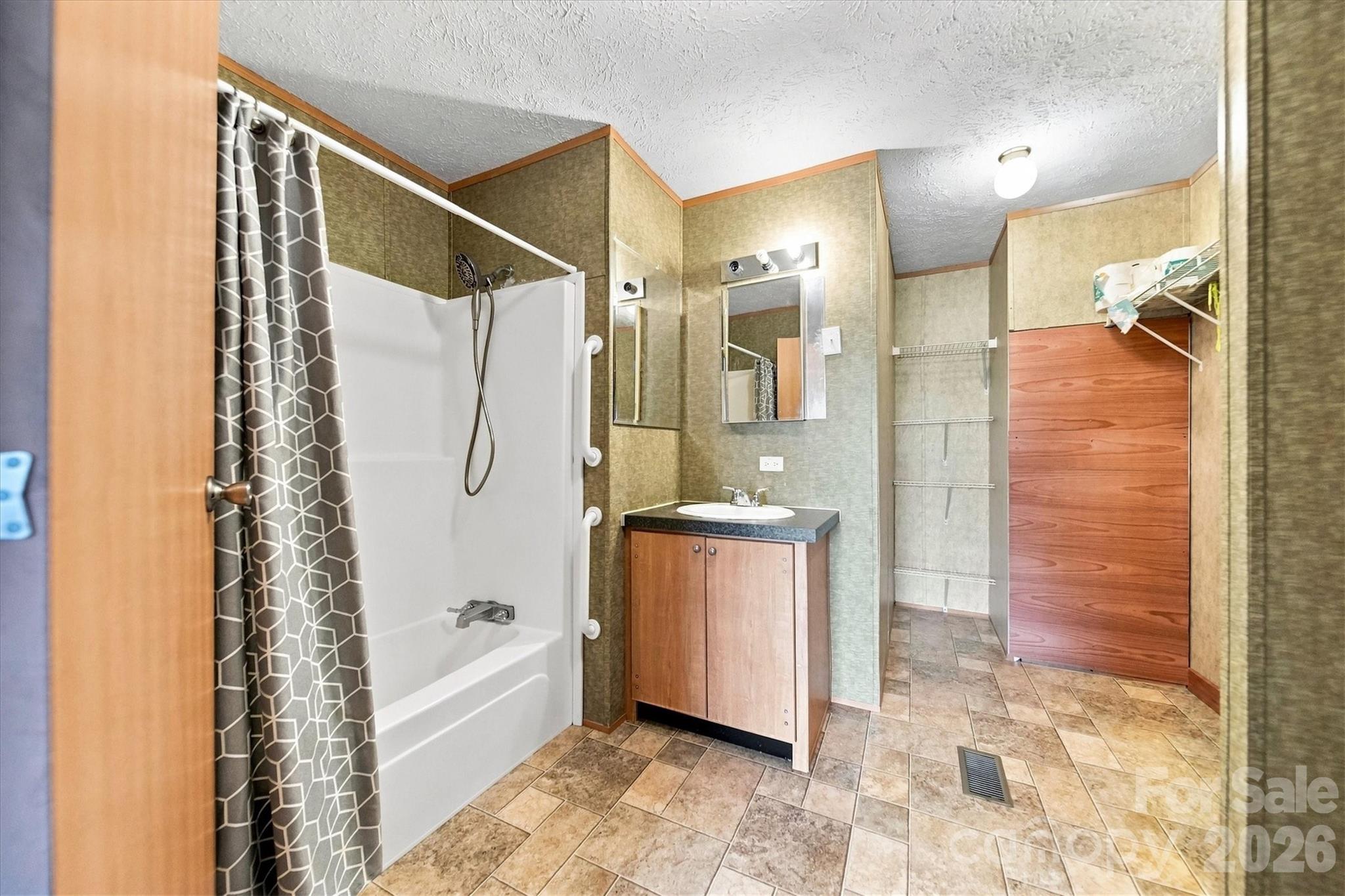 8660 Hollywood Drive — Connelly Springs