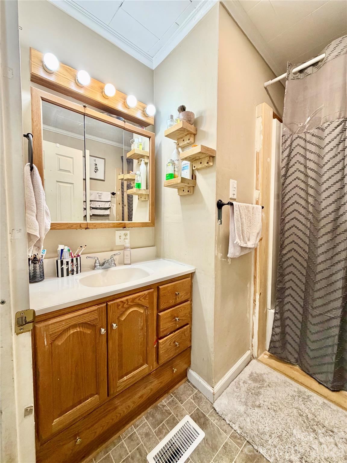 371 Sulphur Springs Road — Hiddenite