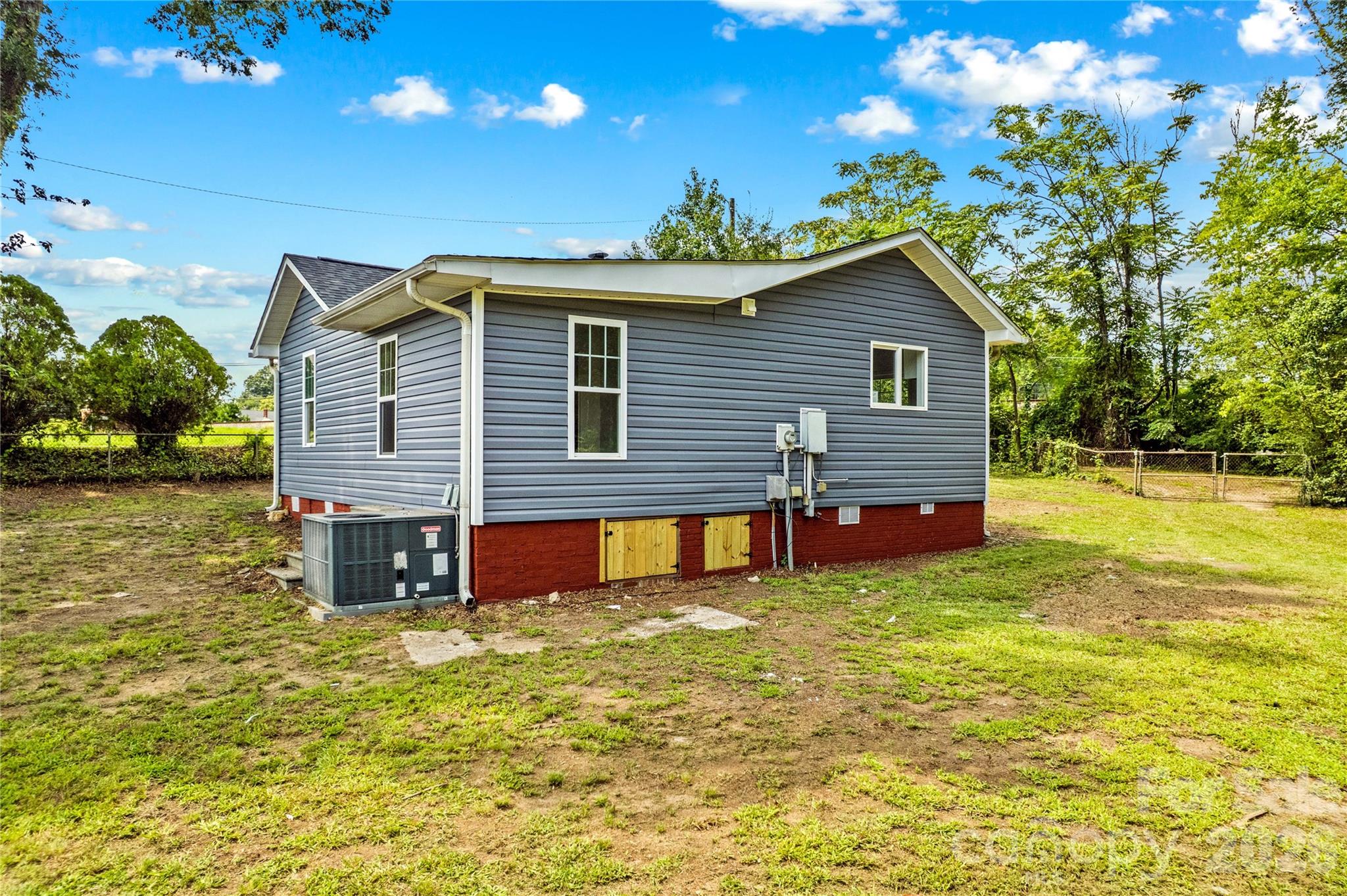715 N Central Avenue — Landis