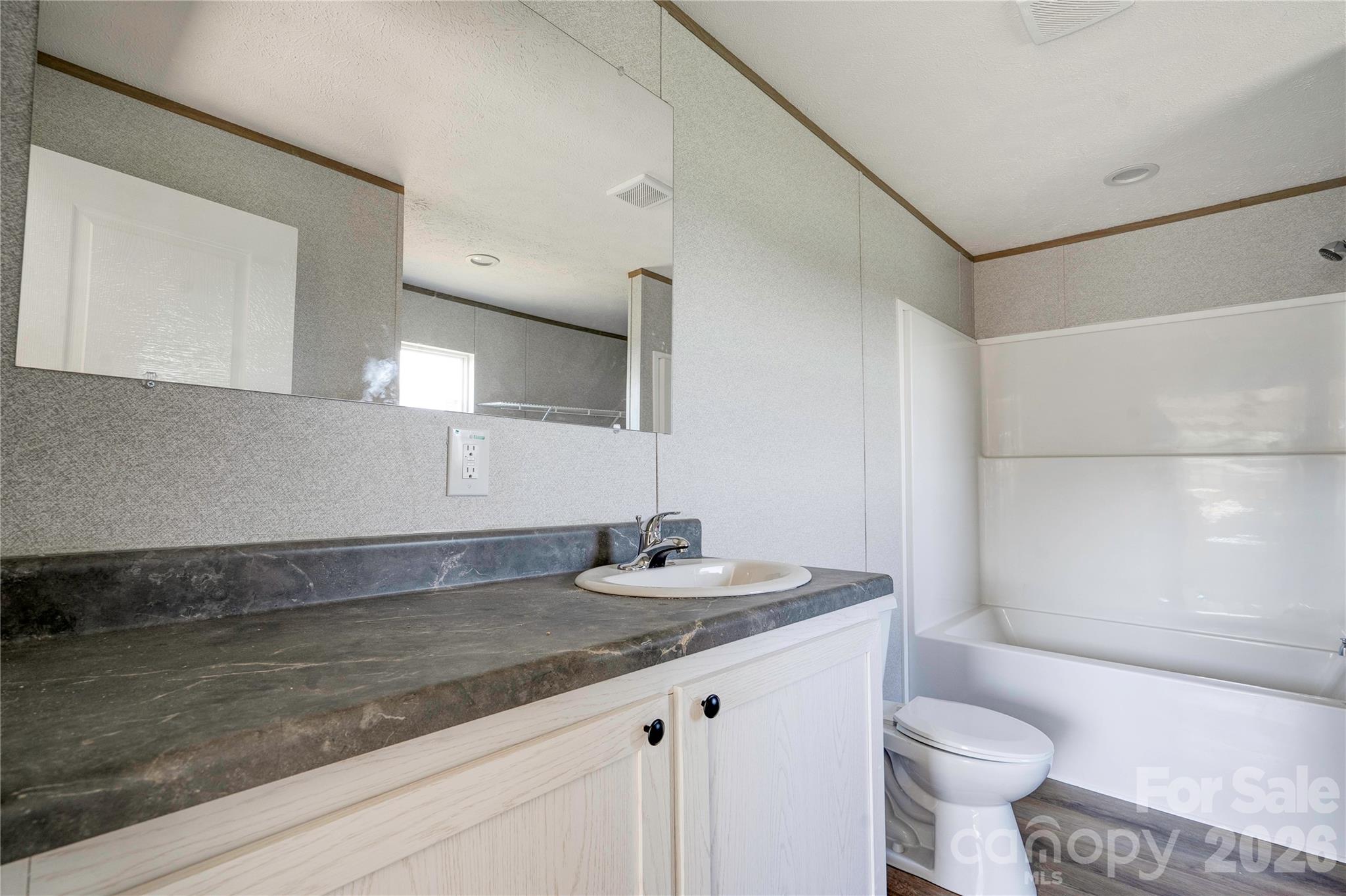 804 Eagleview Lane — Lawndale