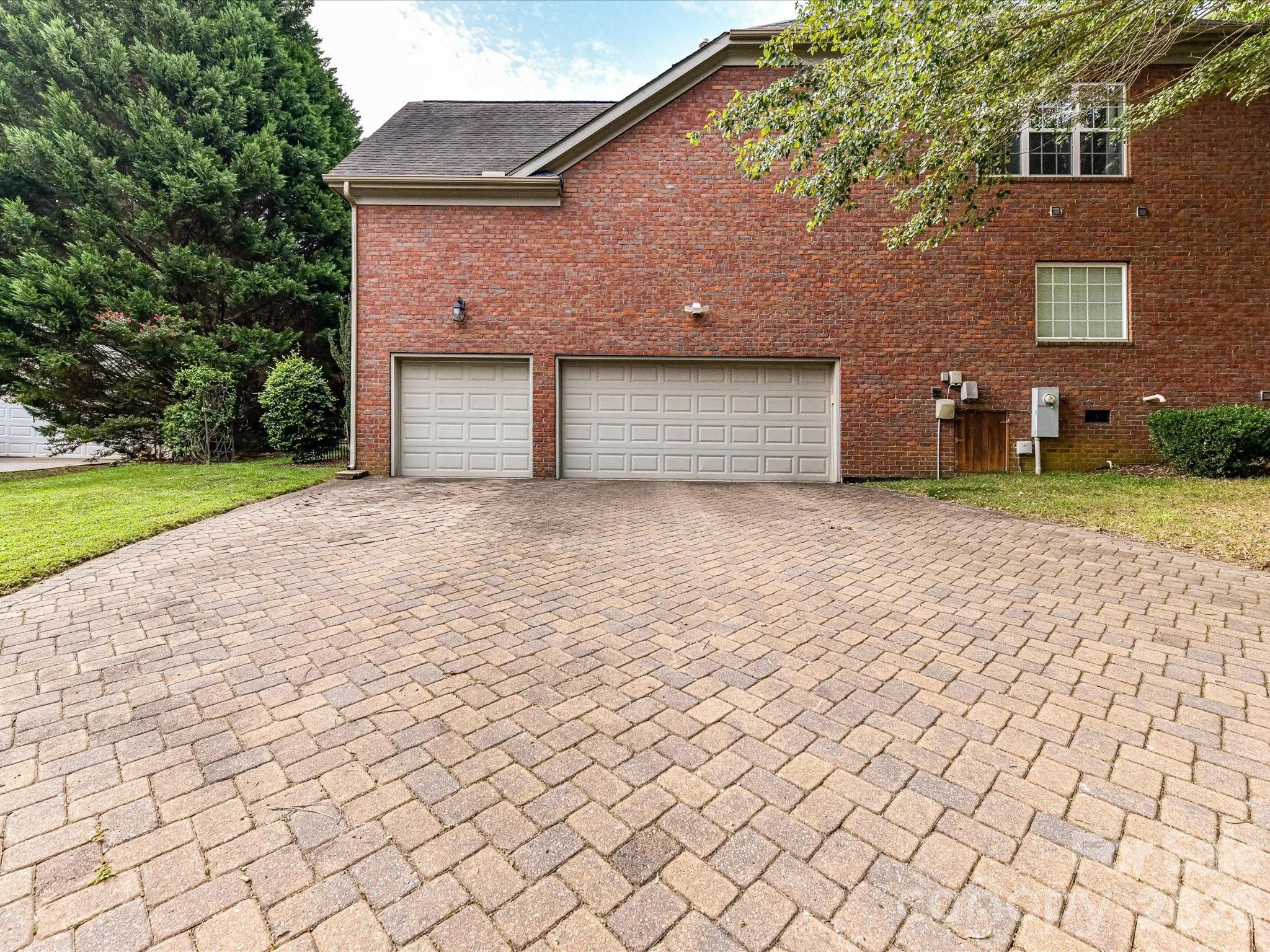 11203 Warfield Avenue — Huntersville