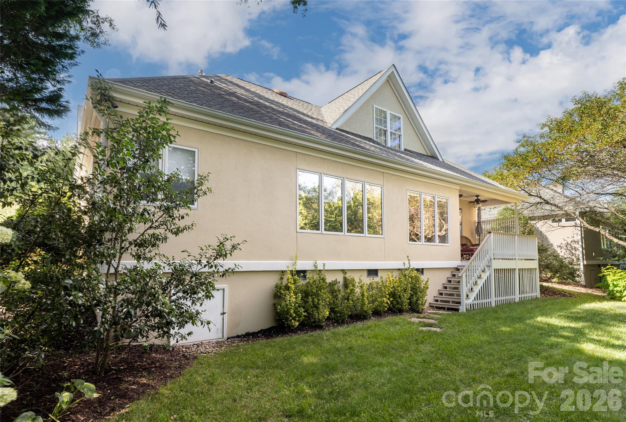 8 Clovelly Way — Asheville