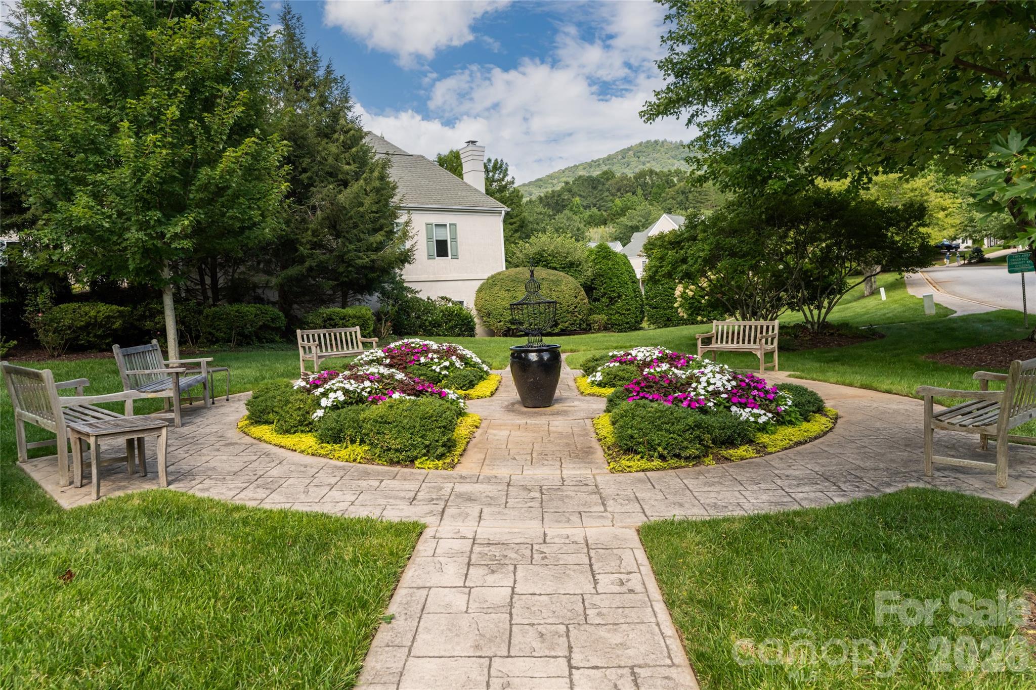 8 Clovelly Way — Asheville