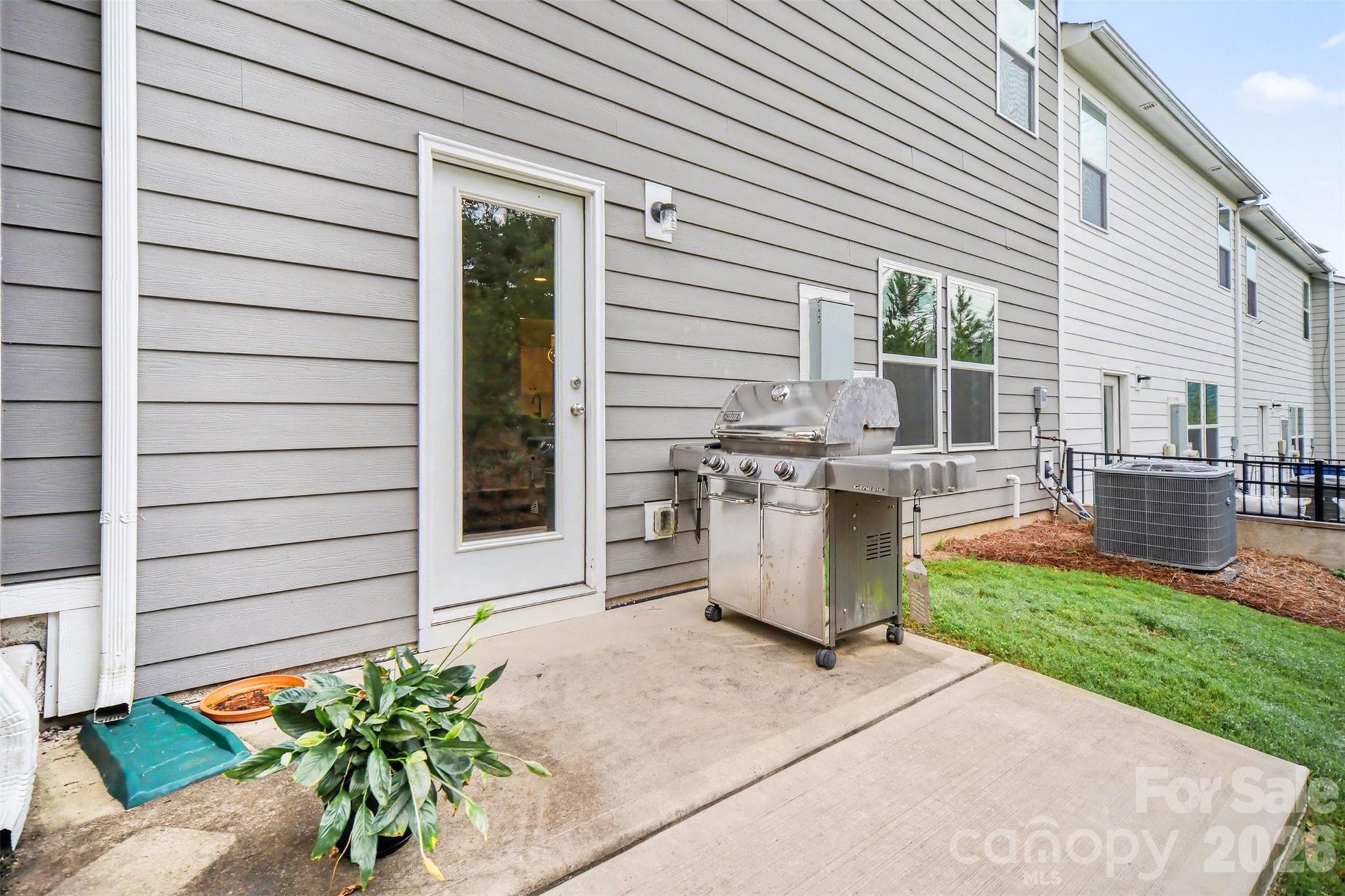 1138 Streamside Lane — York
