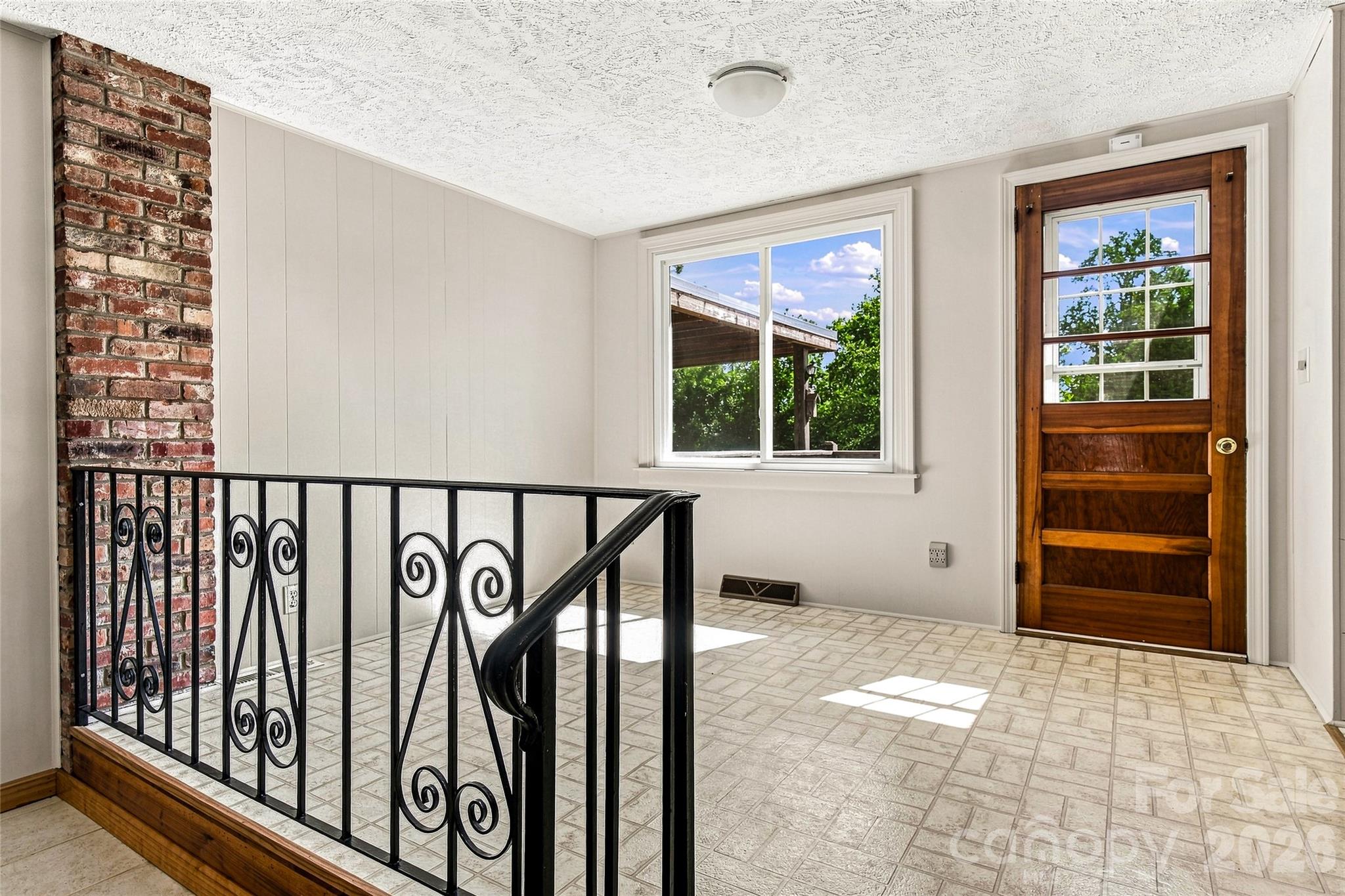 708 Loop Road — Hendersonville