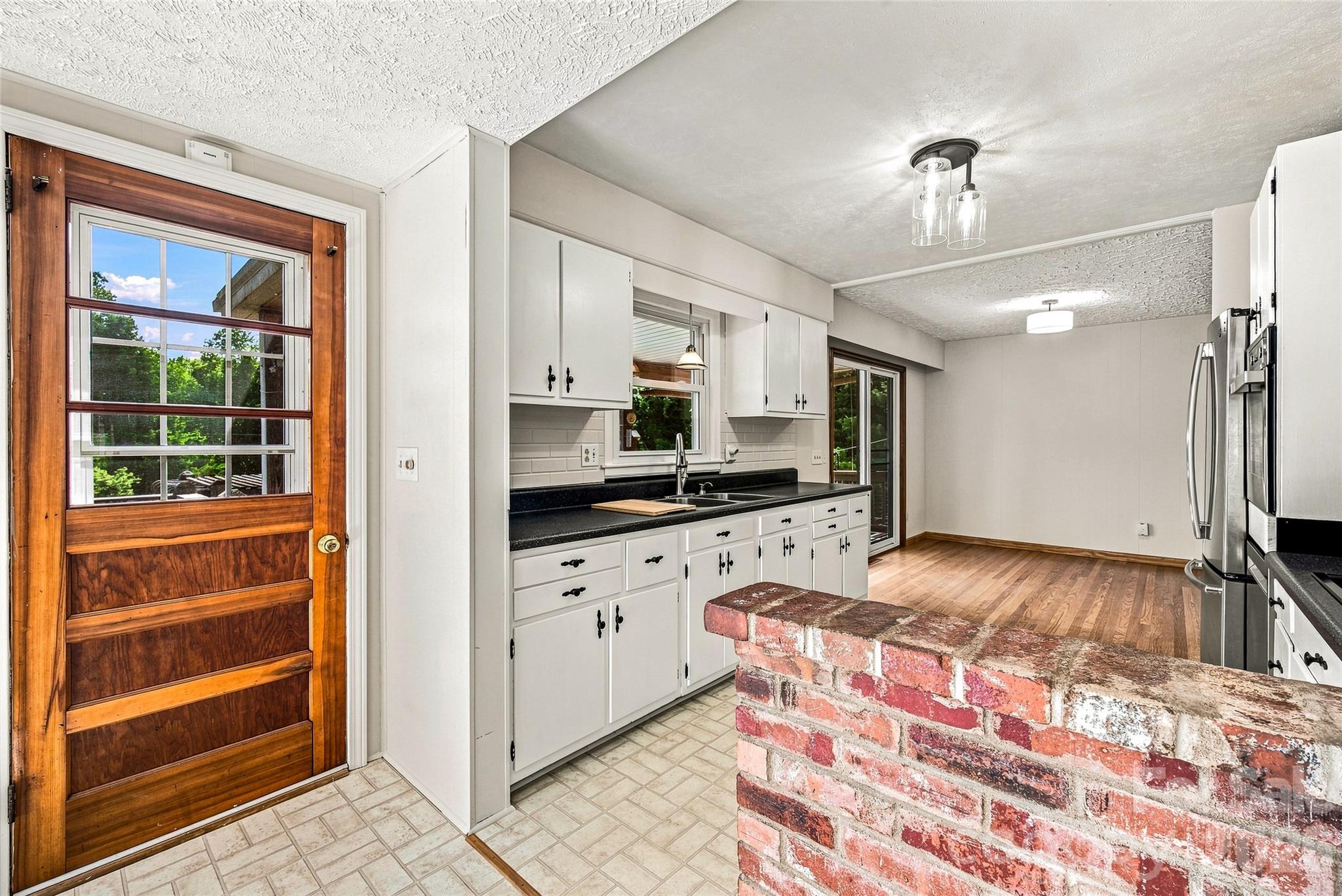 708 Loop Road — Hendersonville