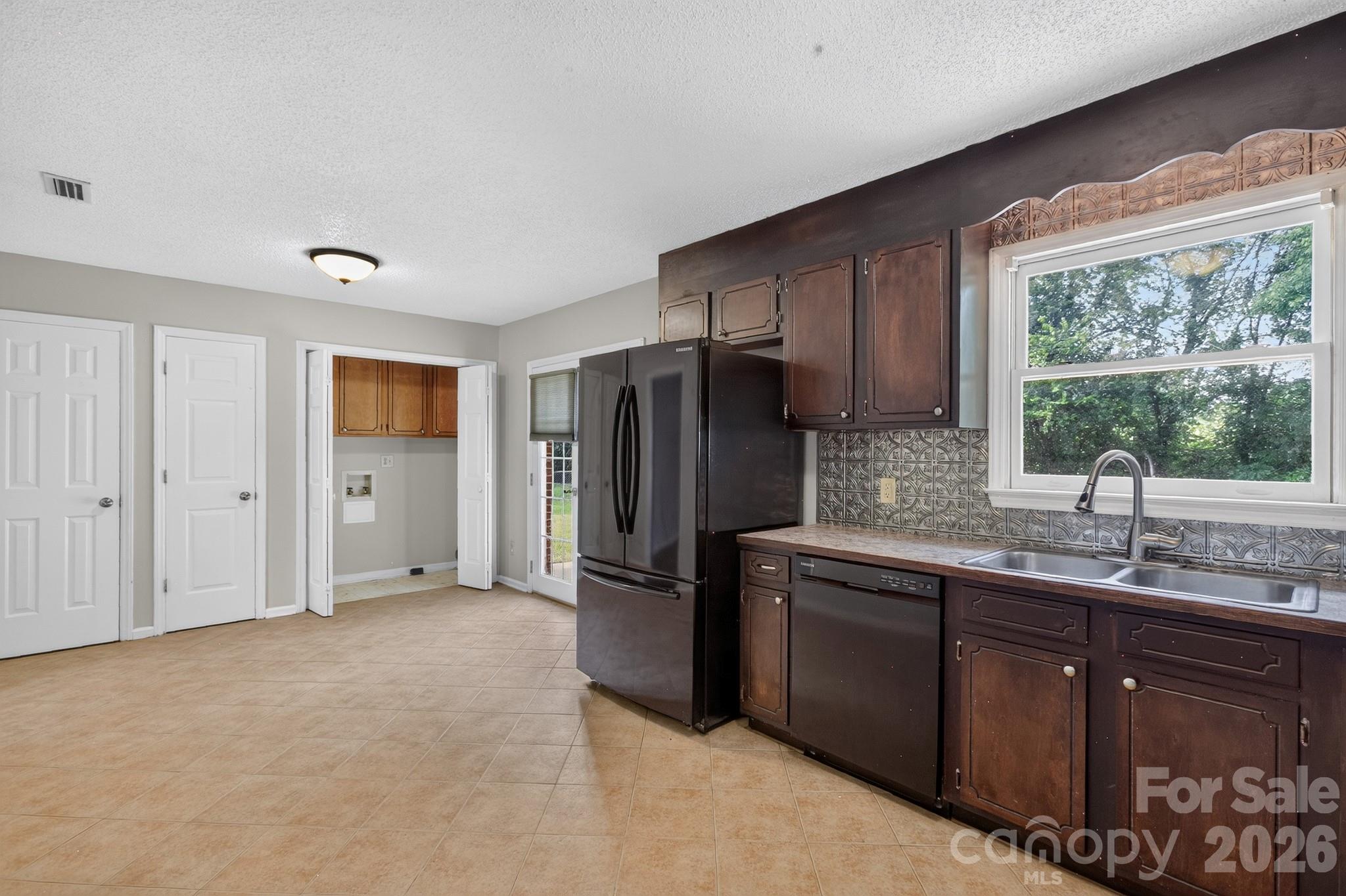 2504 Ashford Drive — Newton