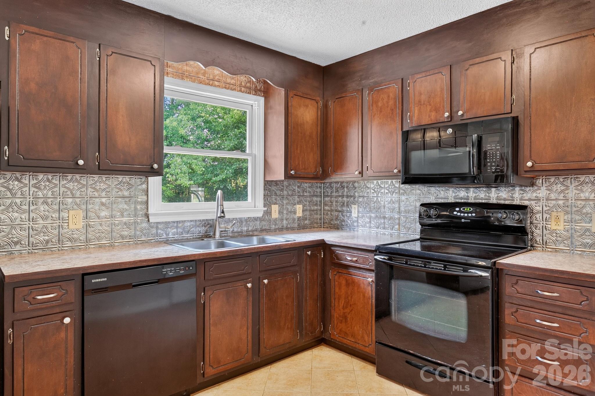 2504 Ashford Drive — Newton